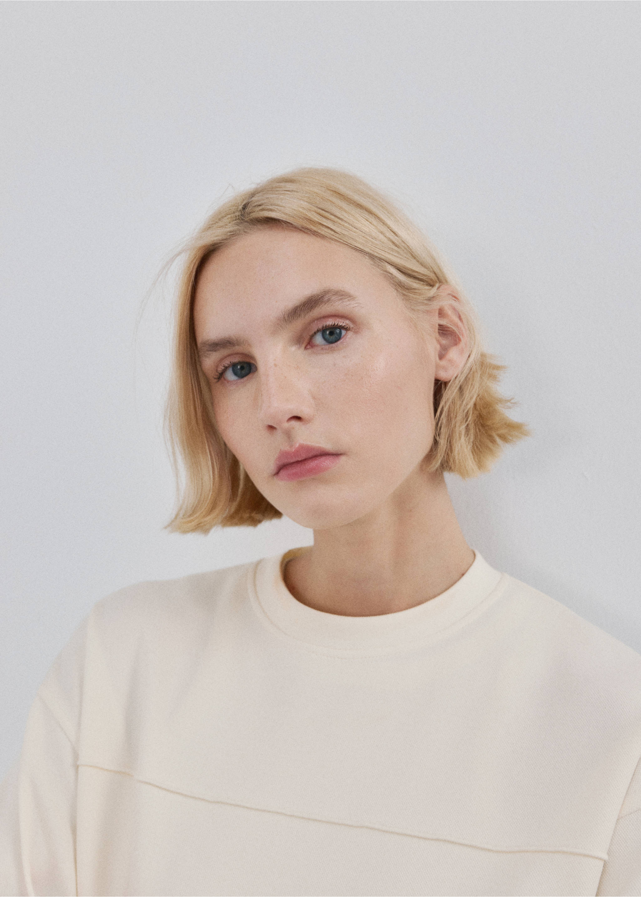 Close-up of a model wearing a cream-coloured crew neck sweatshirt., Ecru. Ref: 27083315-00.