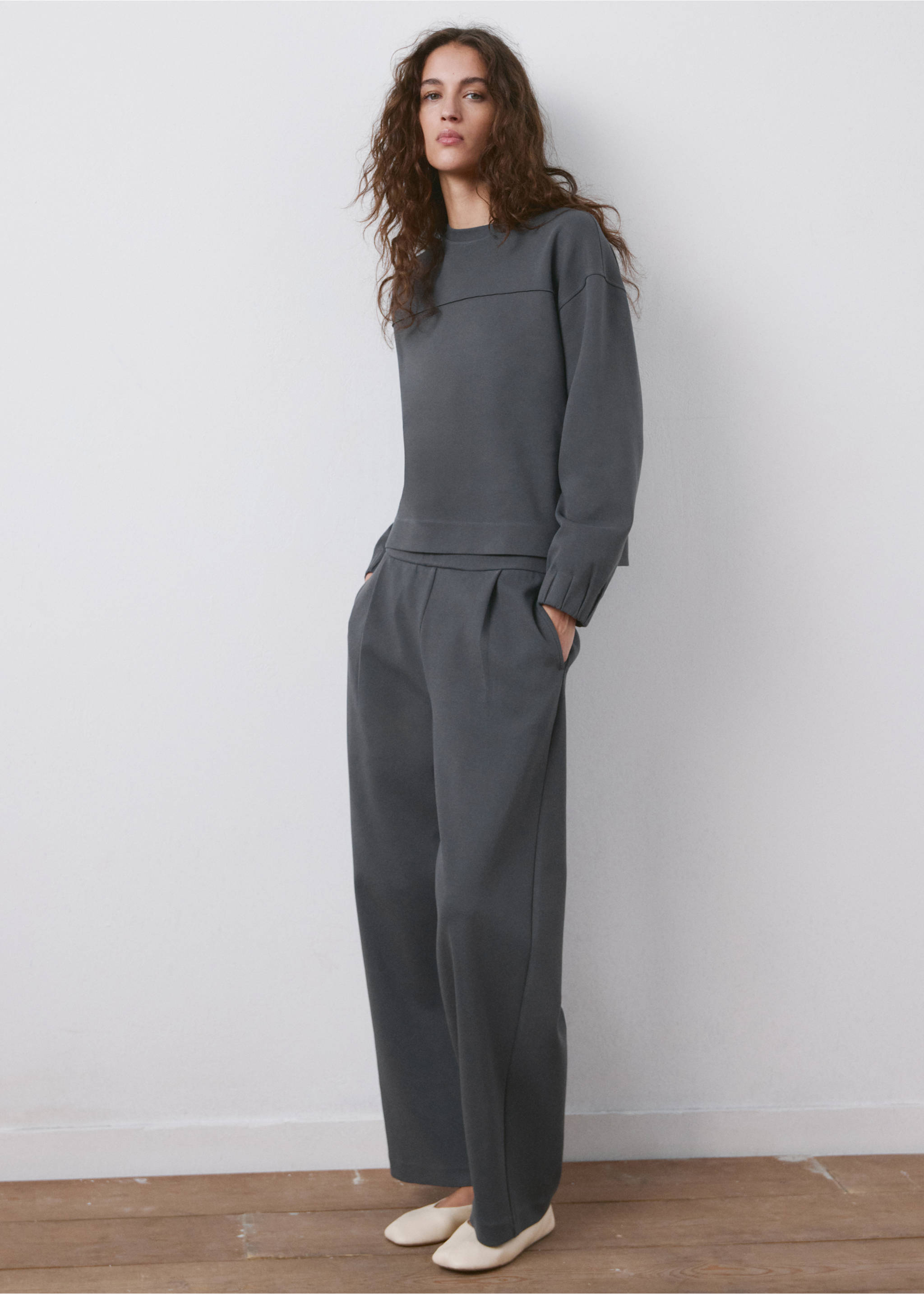Dark grey sweatshirt with a rounded neckline and long sleeves, worn with matching trousers., Blue. Ref: 27083315-00.