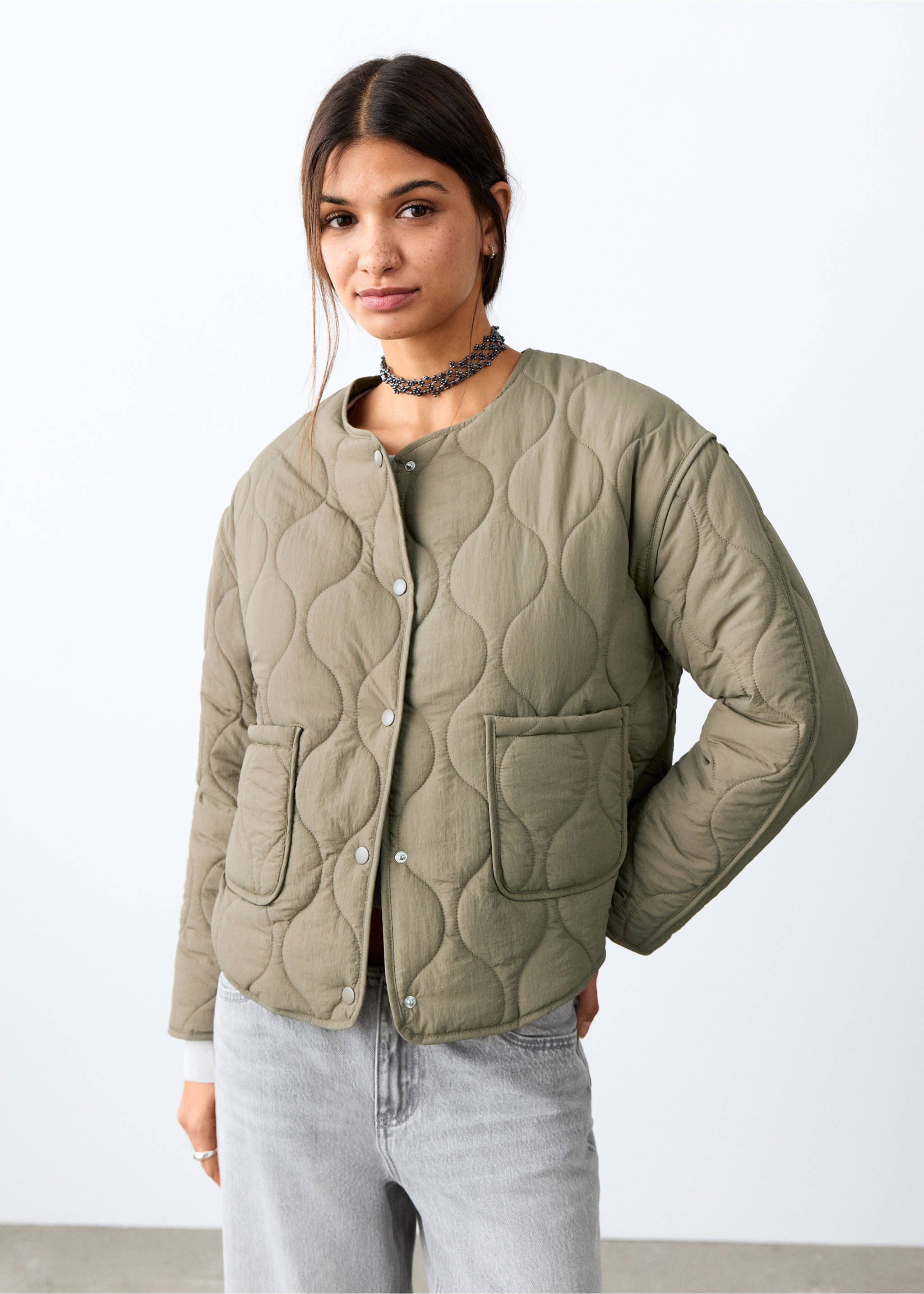 Olive green quilted parka with a rounded neckline, snap buttons, and patch pockets., Khaki. Ref: 27084432-00.