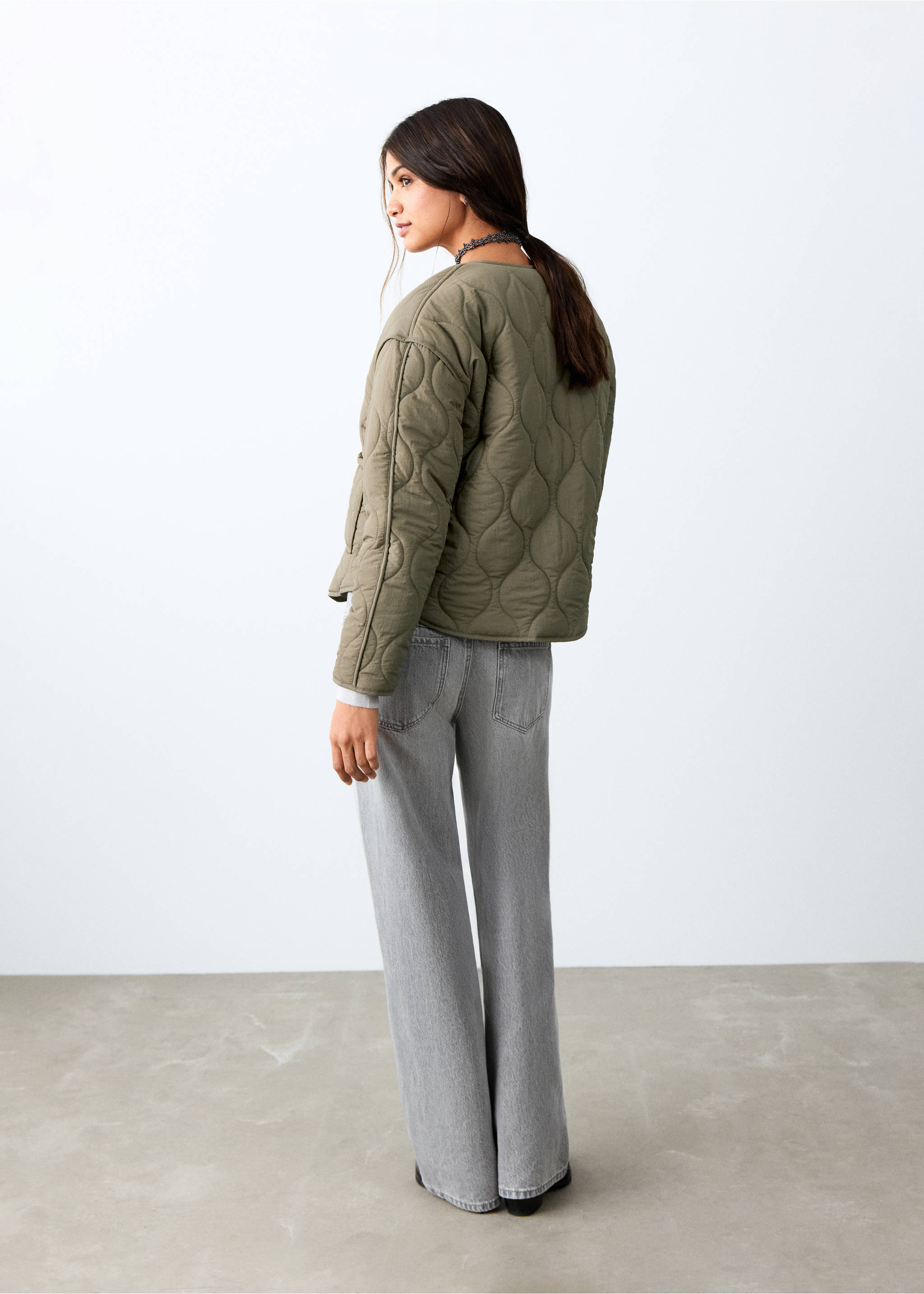 Khaki green quilted parka with a round neckline, shown from the back., Khaki. Ref: 27084432-00.