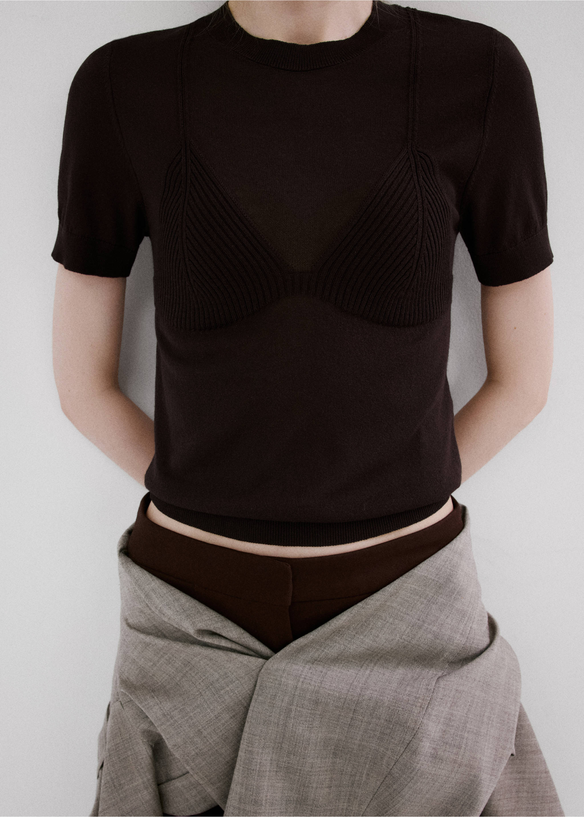 Dark brown short-sleeved knit jersey featuring an integrated ribbed bralette panel detail., Brown. Ref: 27085838-00.