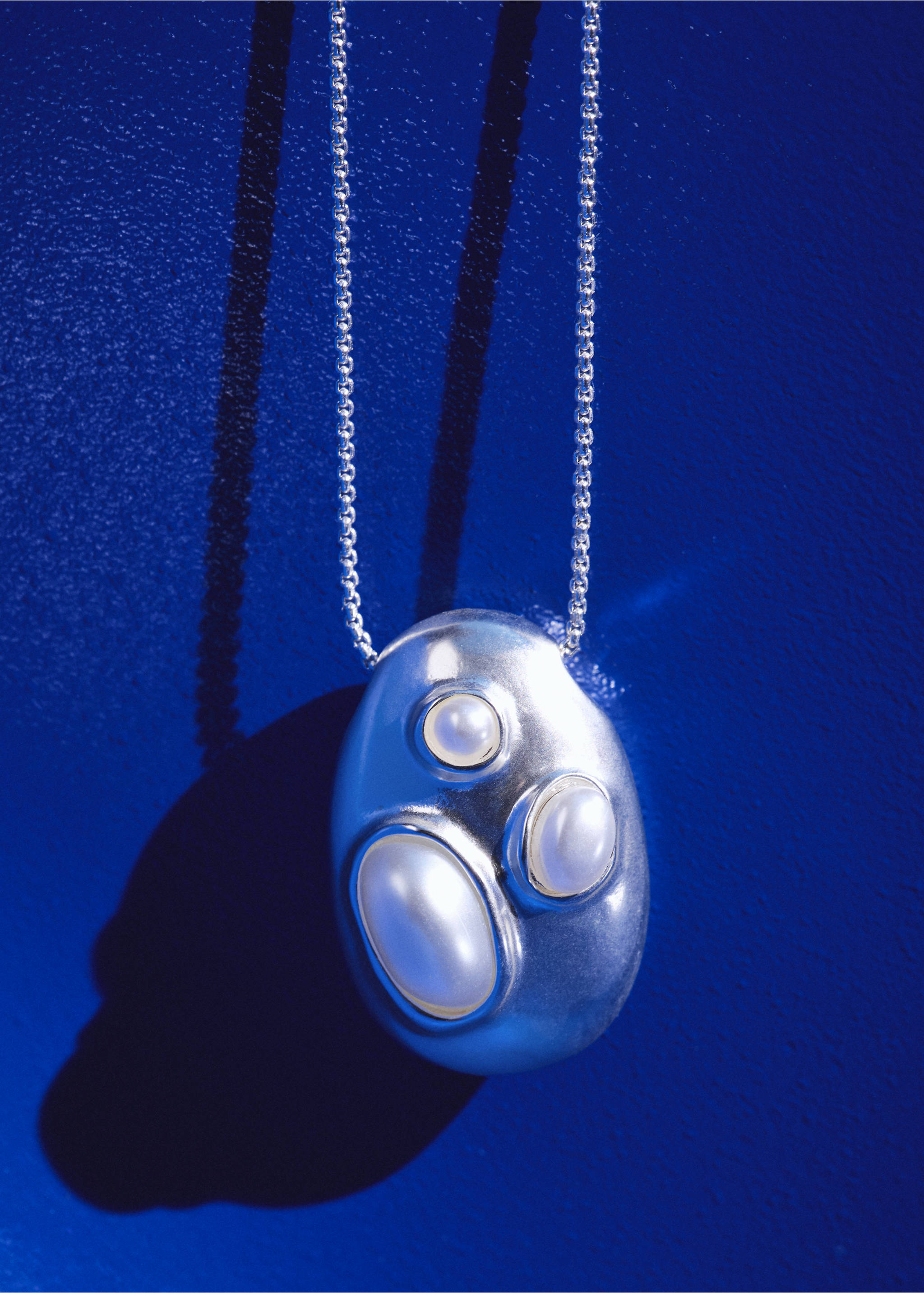 Silver-toned organic pebble pendant necklace with embedded pearl-like beads., Silver. Ref: 27087796-00.