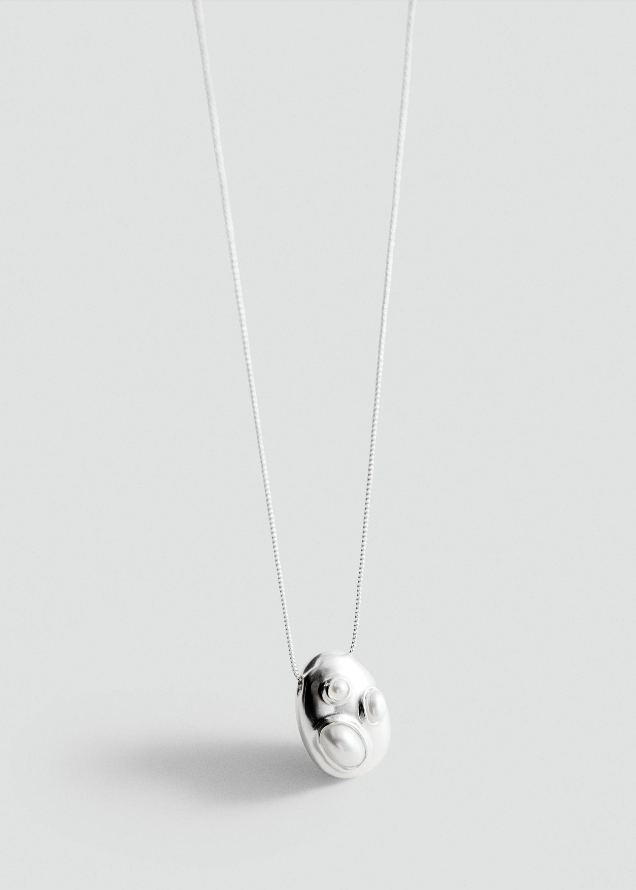 Silver-coloured necklace with an organic pebble-shaped pendant., Silver. Ref: 27087796-00.