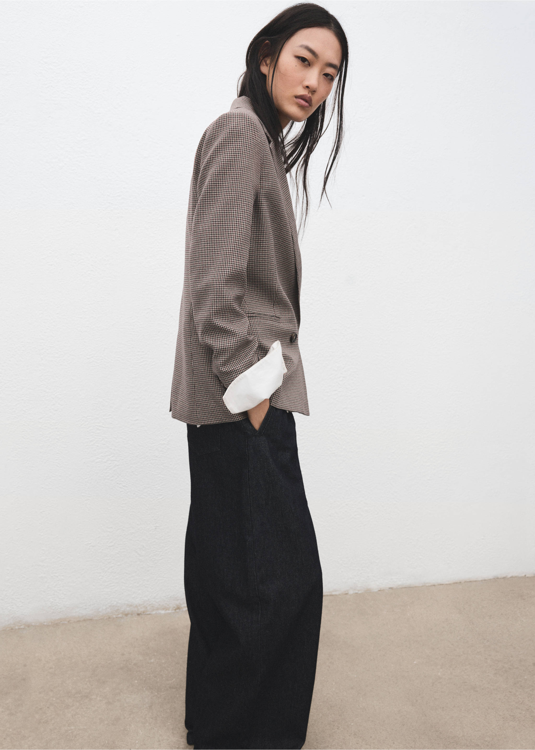 Brown houndstooth blazer paired with dark wide-leg trousers., Burgundy. Ref: 27091259-00.