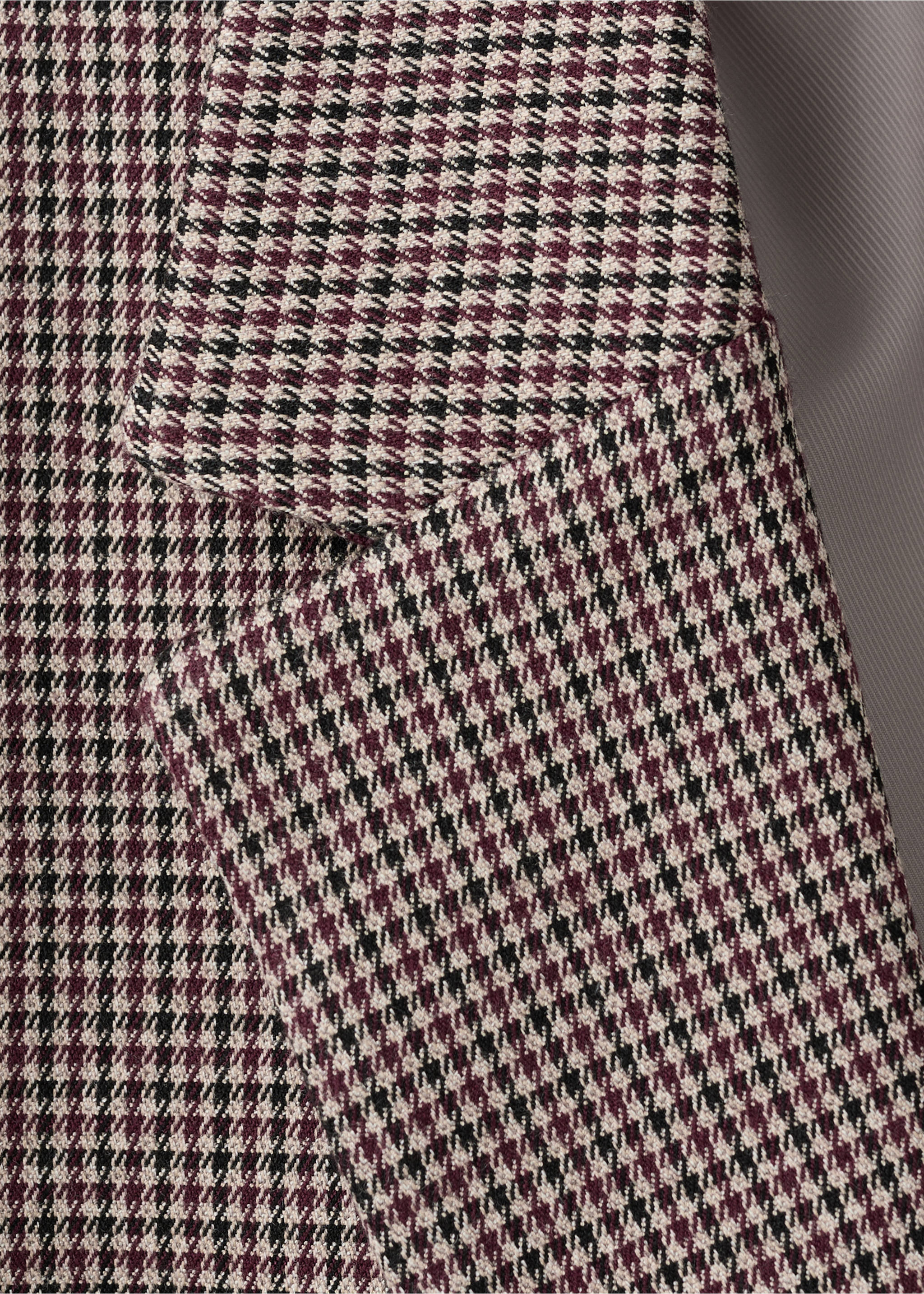 Close-up of a burgundy and black houndstooth blazer detail, Burgundy. Ref: 27091259-00.