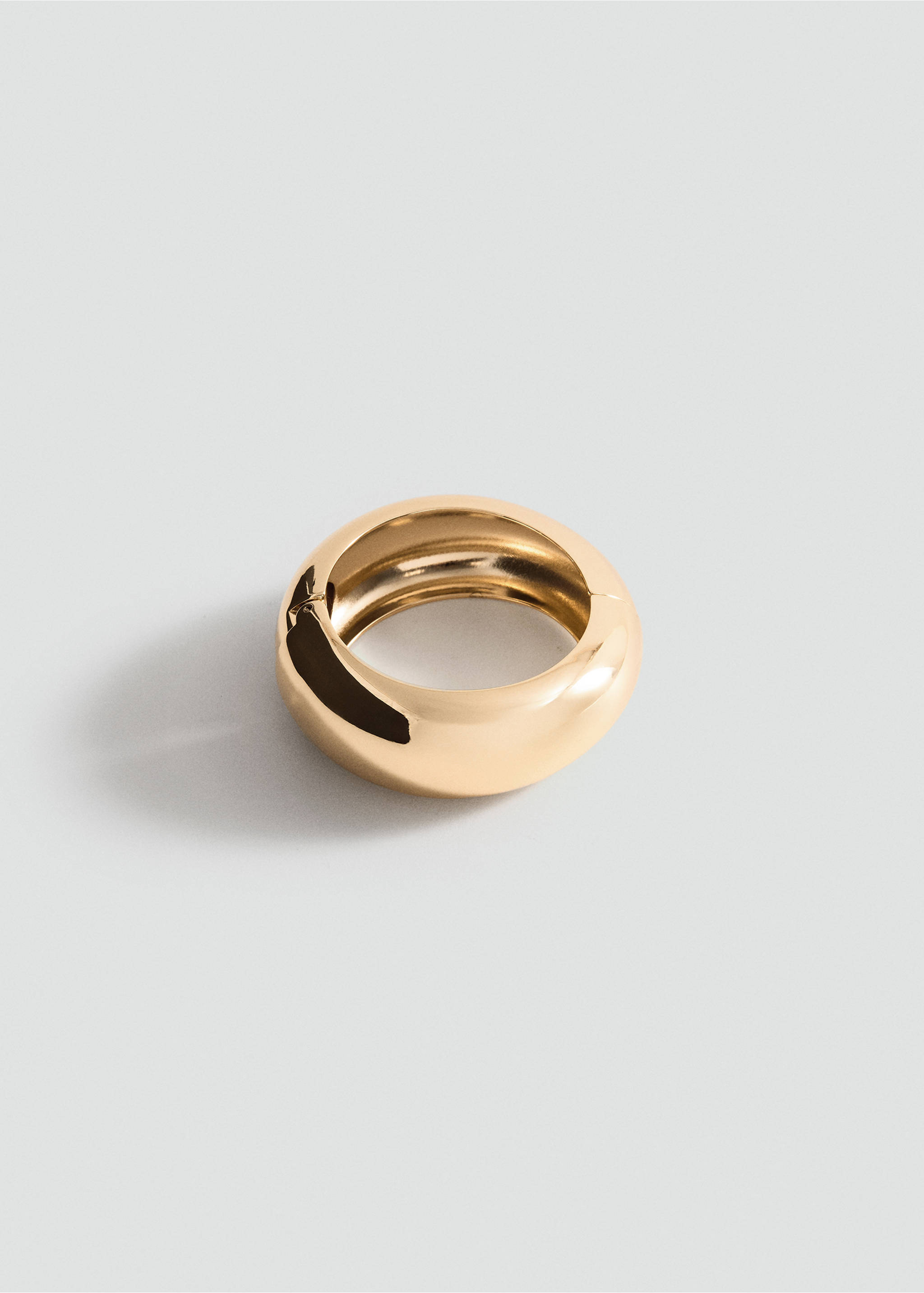 Chunky polished gold-finish metal bracelet., Gold. Ref: 27091284-00.