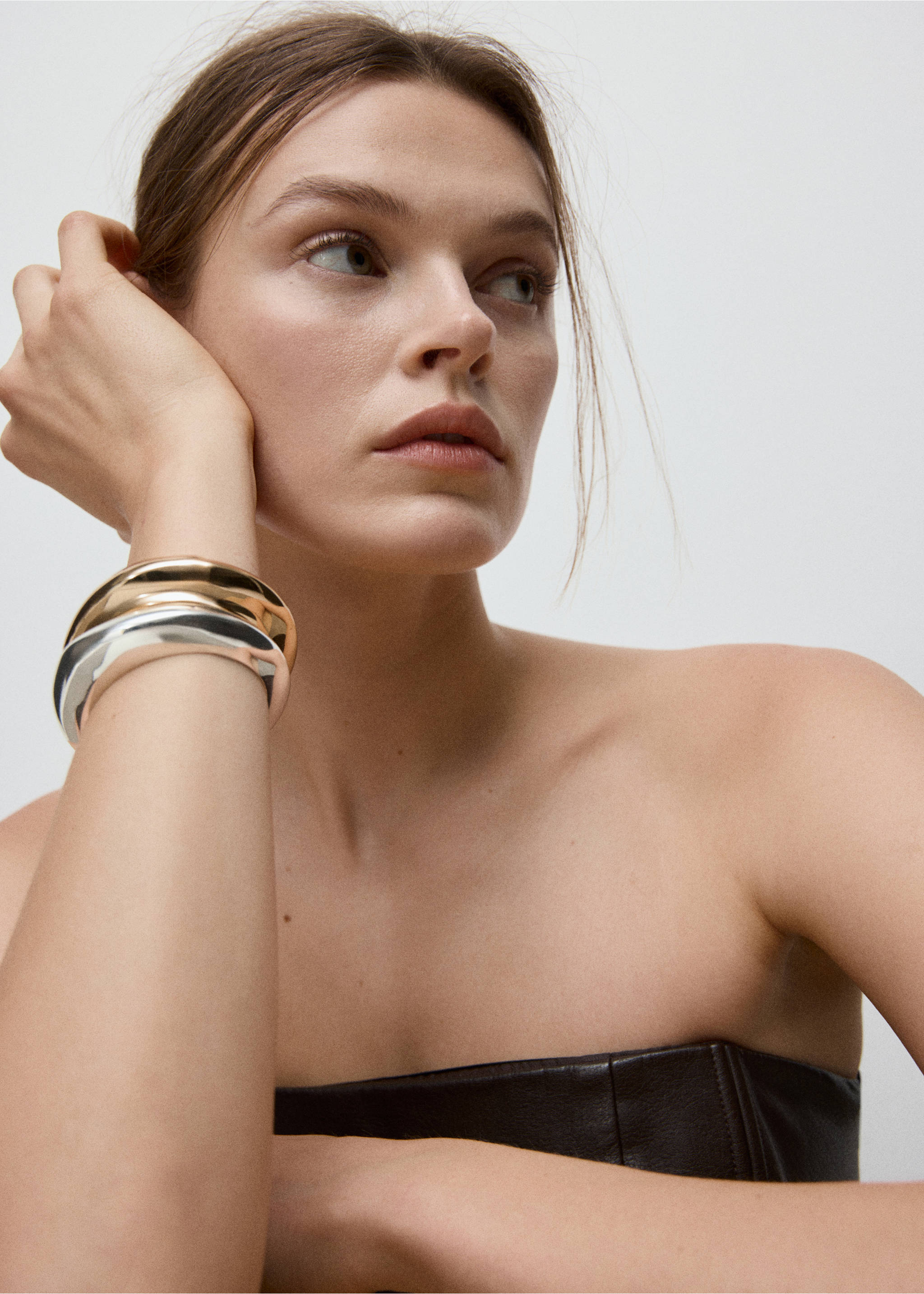 Wide metallic bangles in gold and silver finish worn on the wrist., Gold. Ref: 27091287-00.