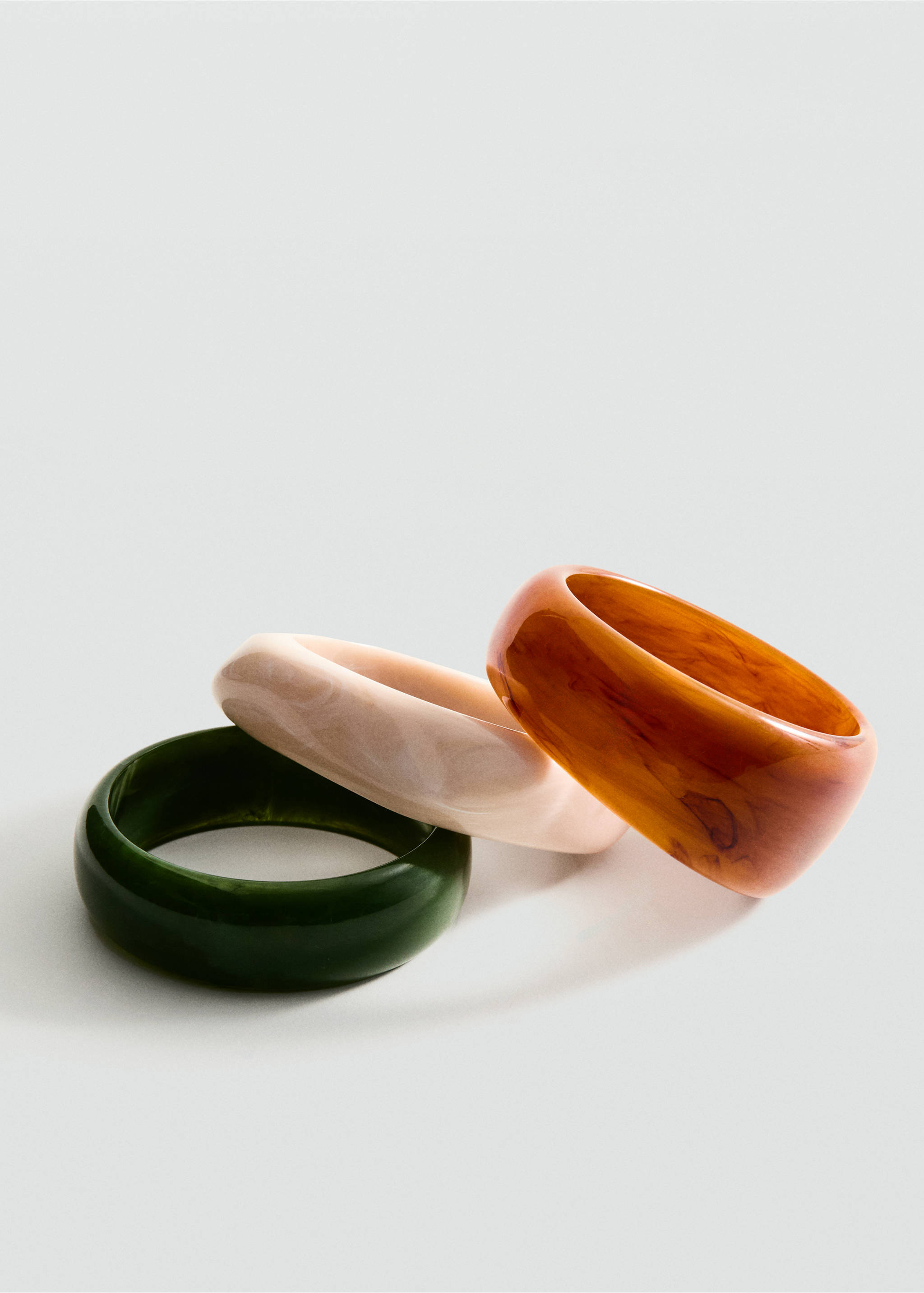 Three chunky resin bangles in dark green, pale cream, and amber-brown tortoiseshell., Brown. Ref: 27091316-00.