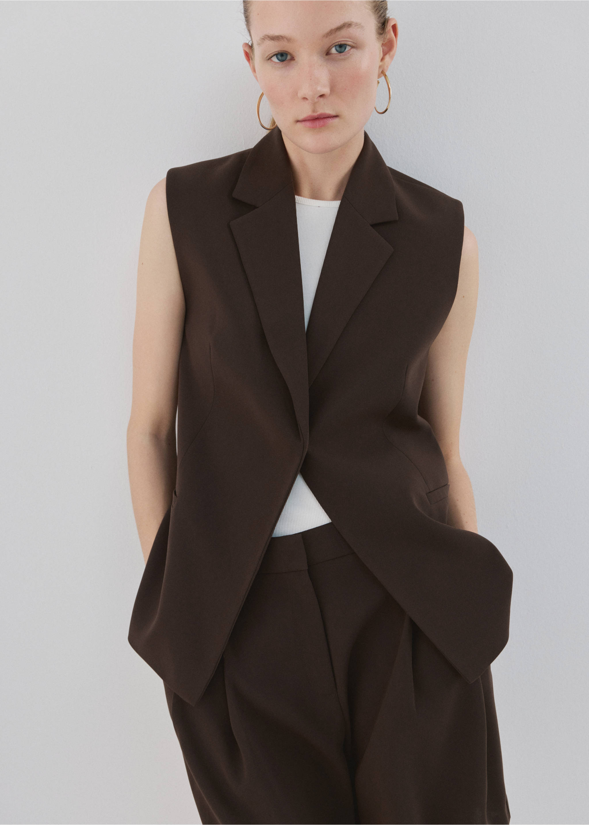 Straight mid-rise bermuda shorts - Details of the article 2, Brown. Ref: 27093324-00.