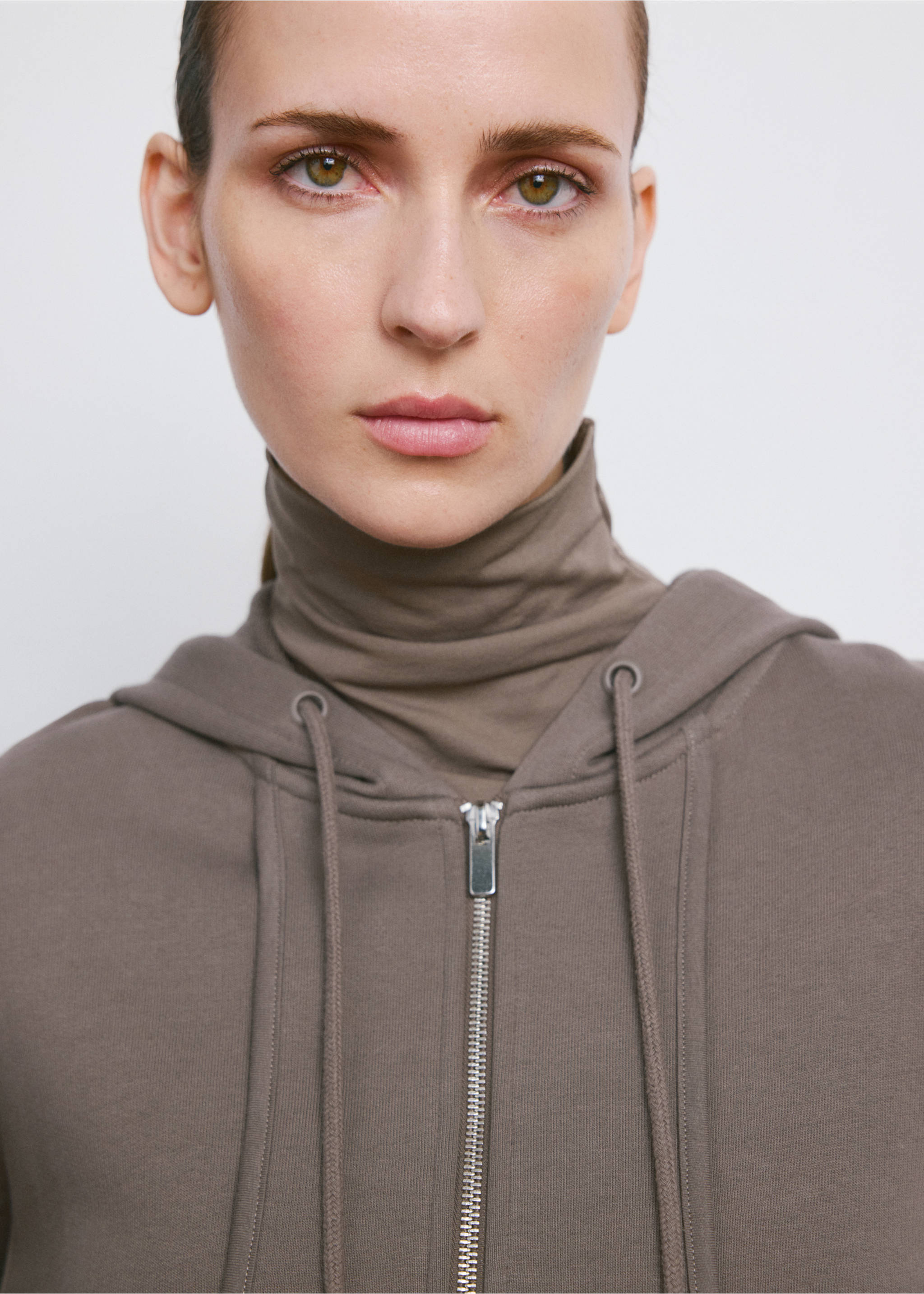 Taupe-grey zip-up hooded sweatshirt with a central silver zipper and matching drawstrings., Grey. Ref: 27093730-00.