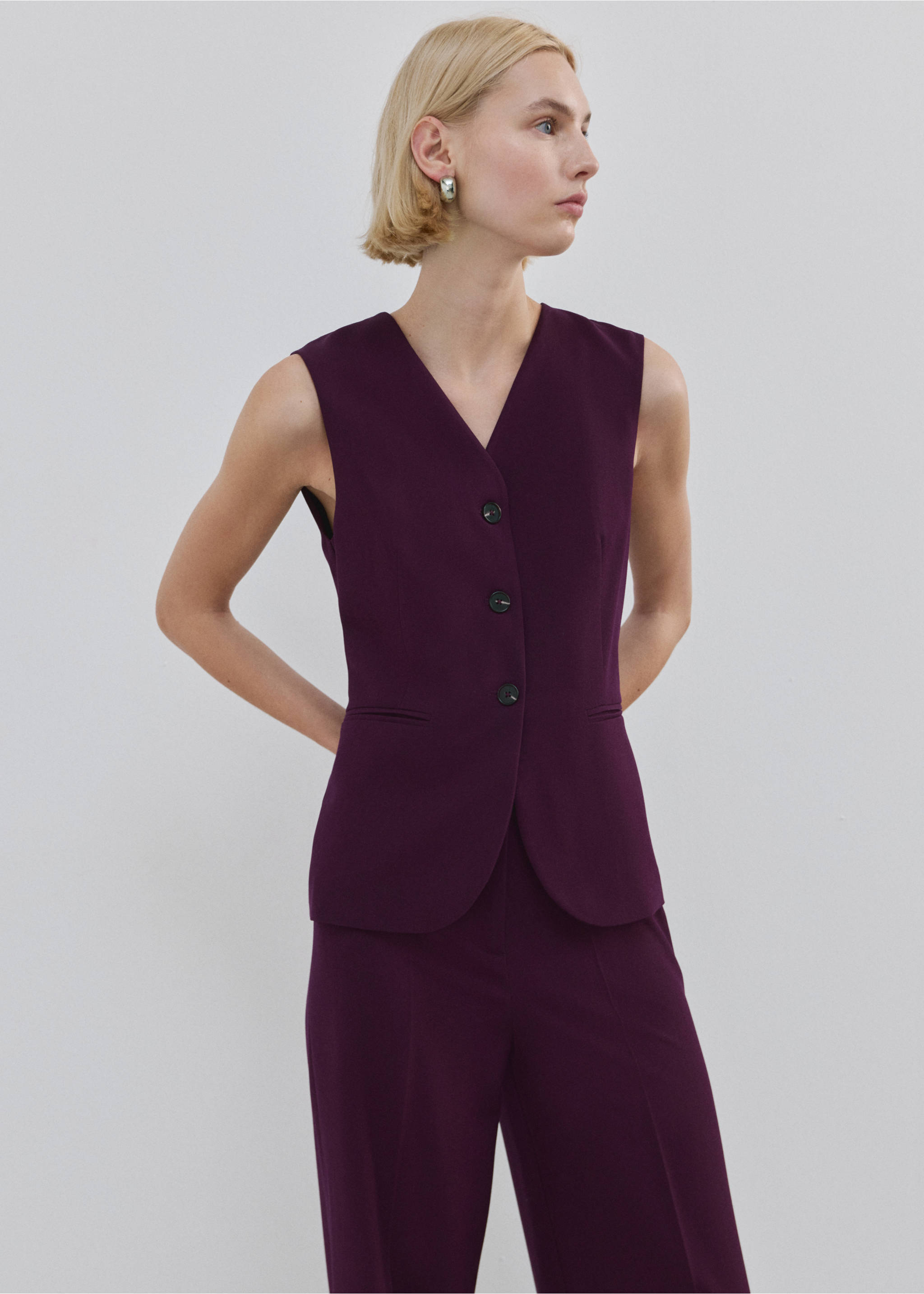 Dark plum purple sleeveless V-neck jumpsuit with button fastening., Plum. Ref: 27094084-00.