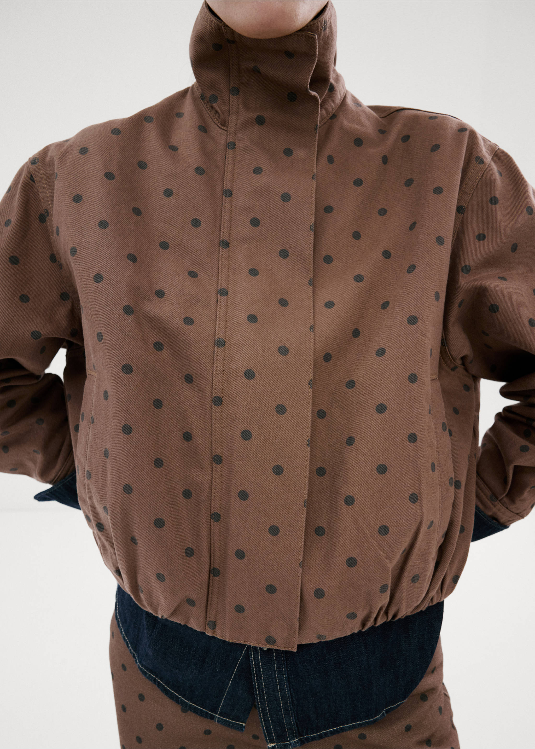 Denim bomber jacket with polka dots - Details of the article 3, Chocolate. Ref: 27094447-00.