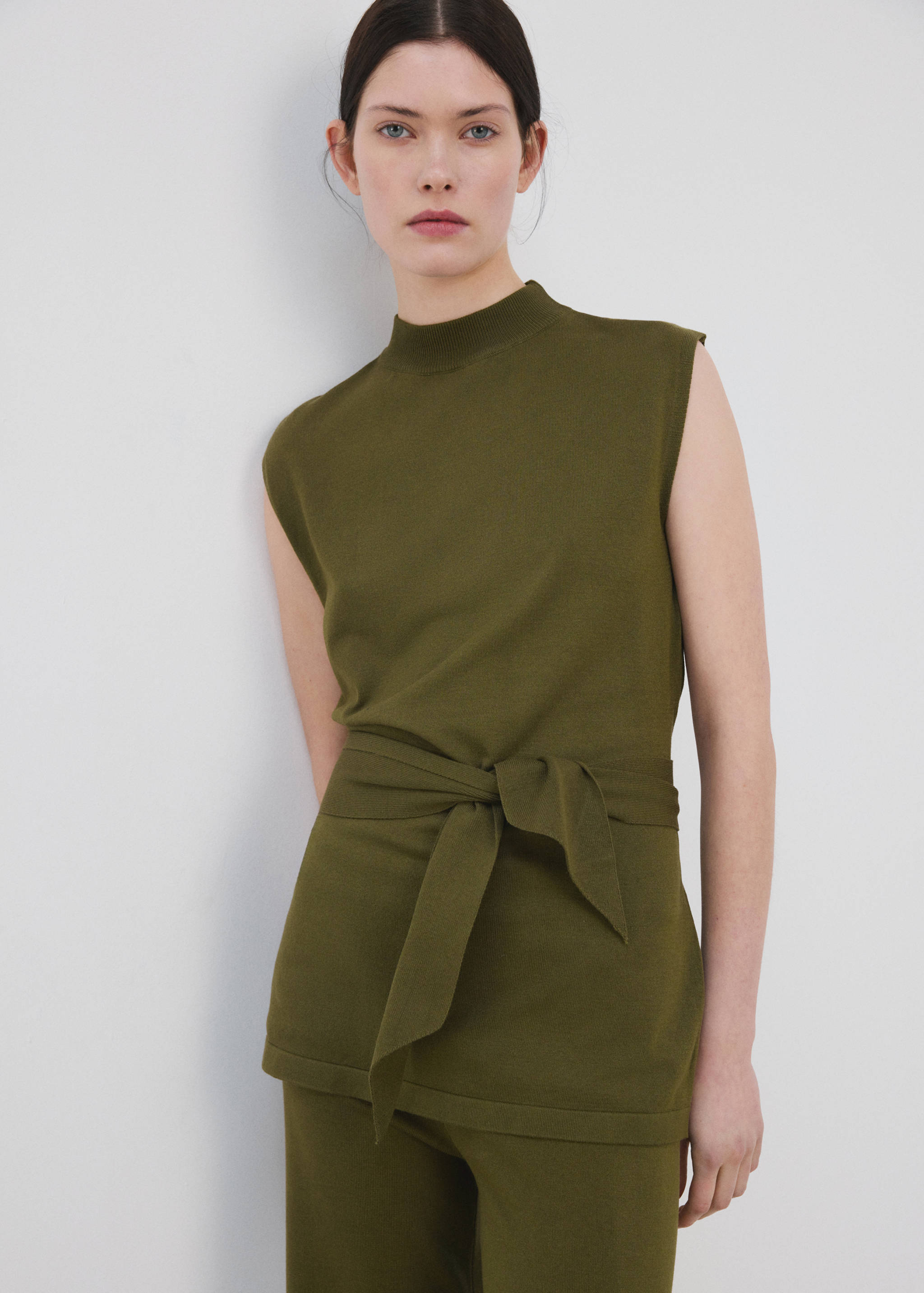 Belted knitted waistcoat - Medium plane