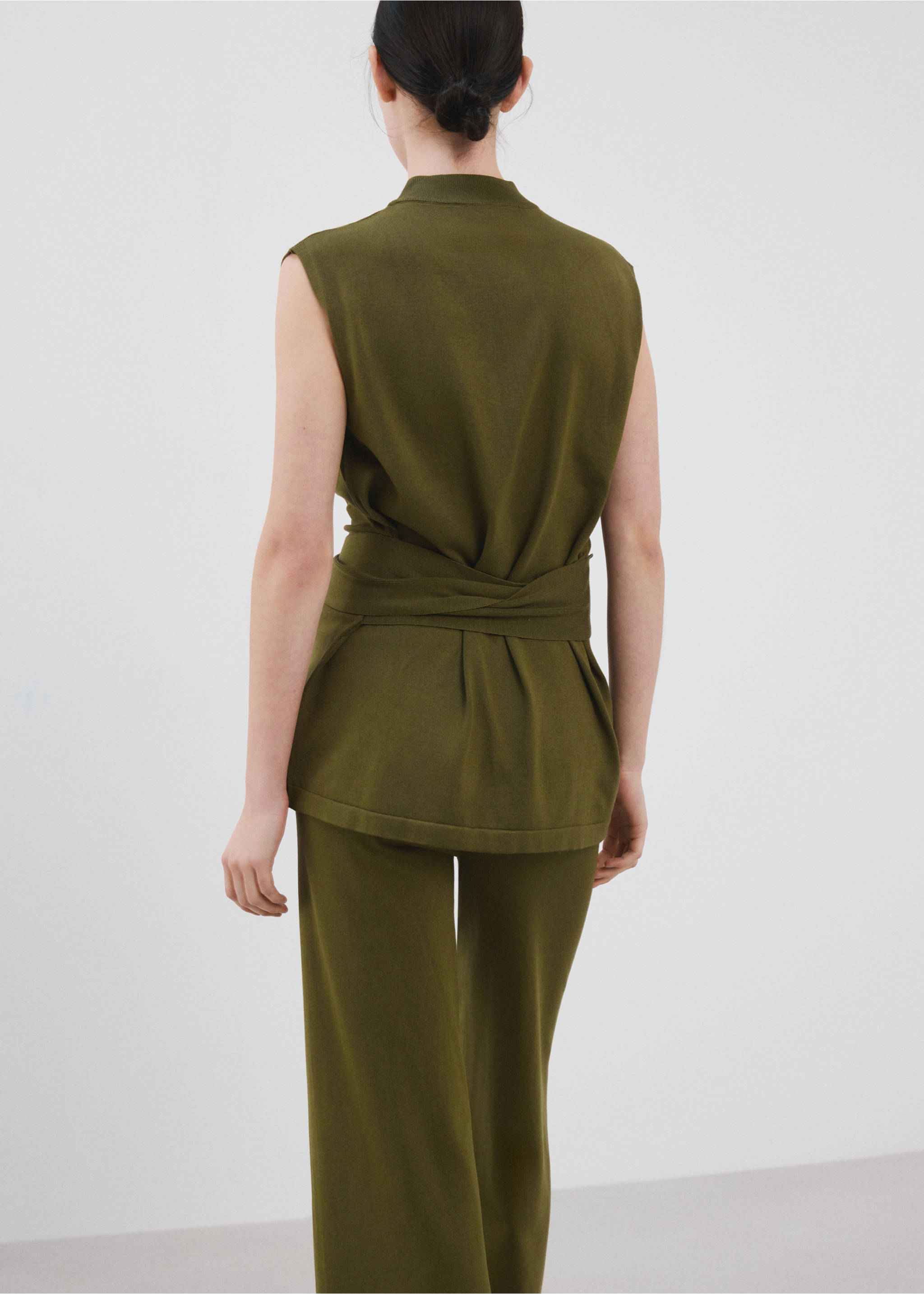 Belted knitted waistcoat - Reverse of the article, Khaki. Ref: 27095820-00.