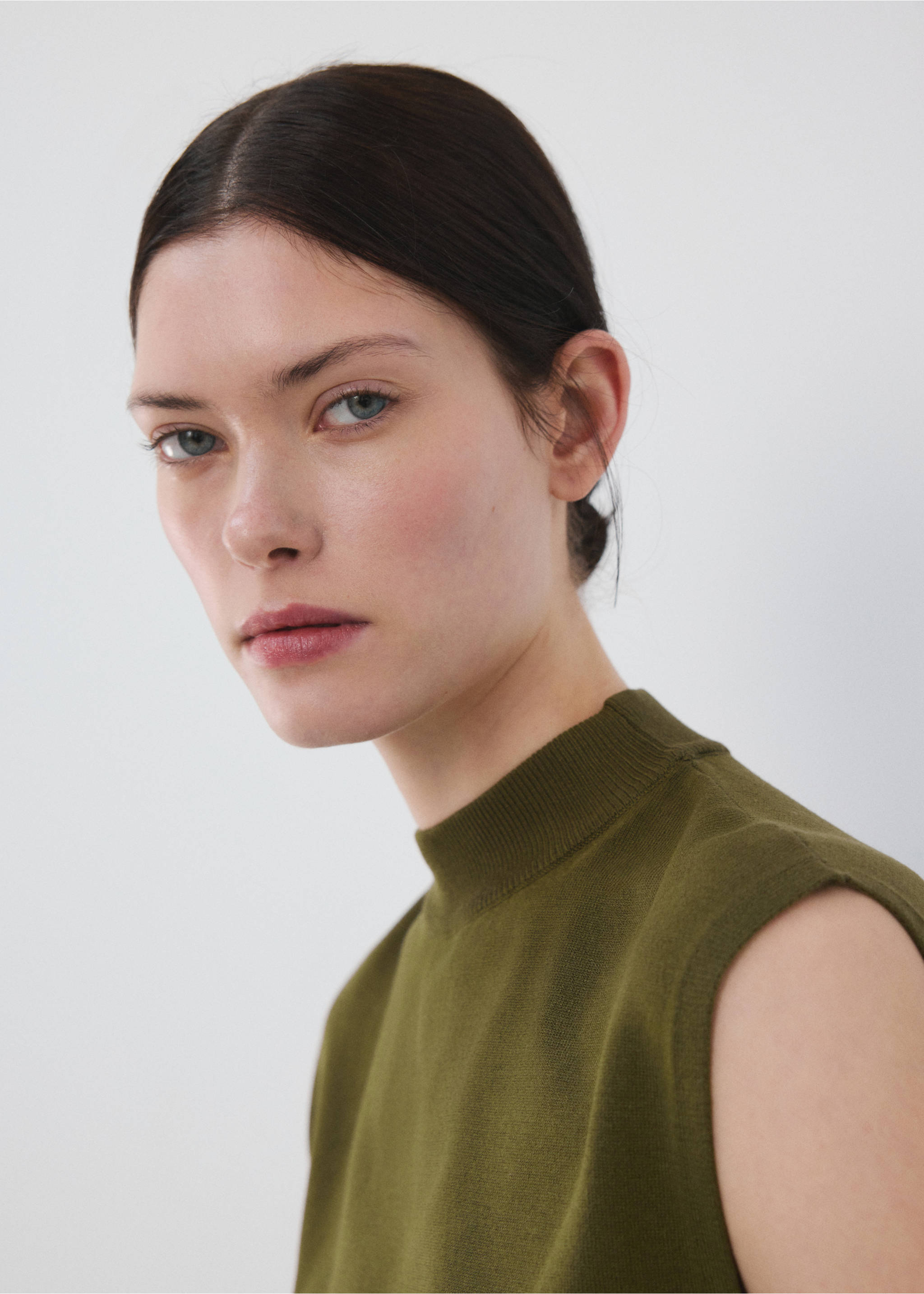 Belted knitted waistcoat - Details of the article 1, Khaki. Ref: 27095820-00.