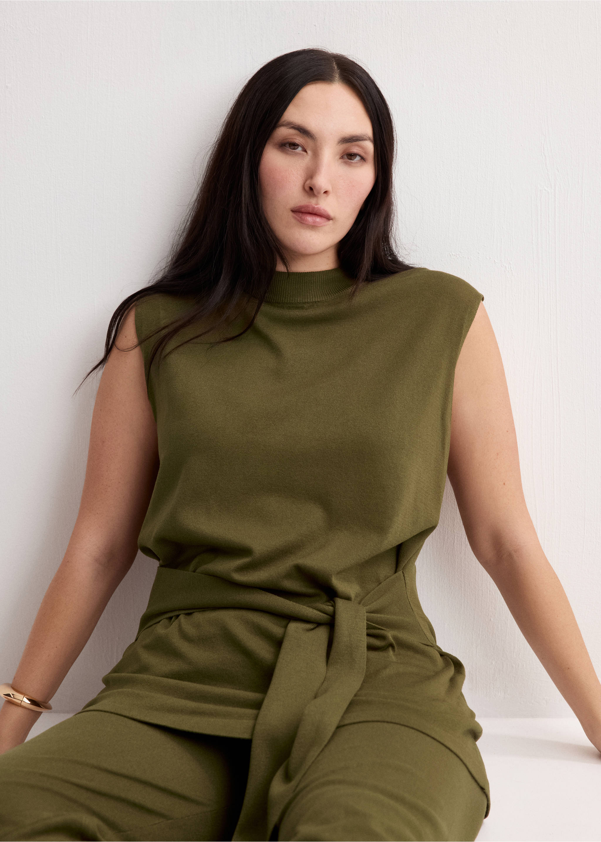 Belted knitted waistcoat - Details of the article 5, Khaki. Ref: 27095820-00.