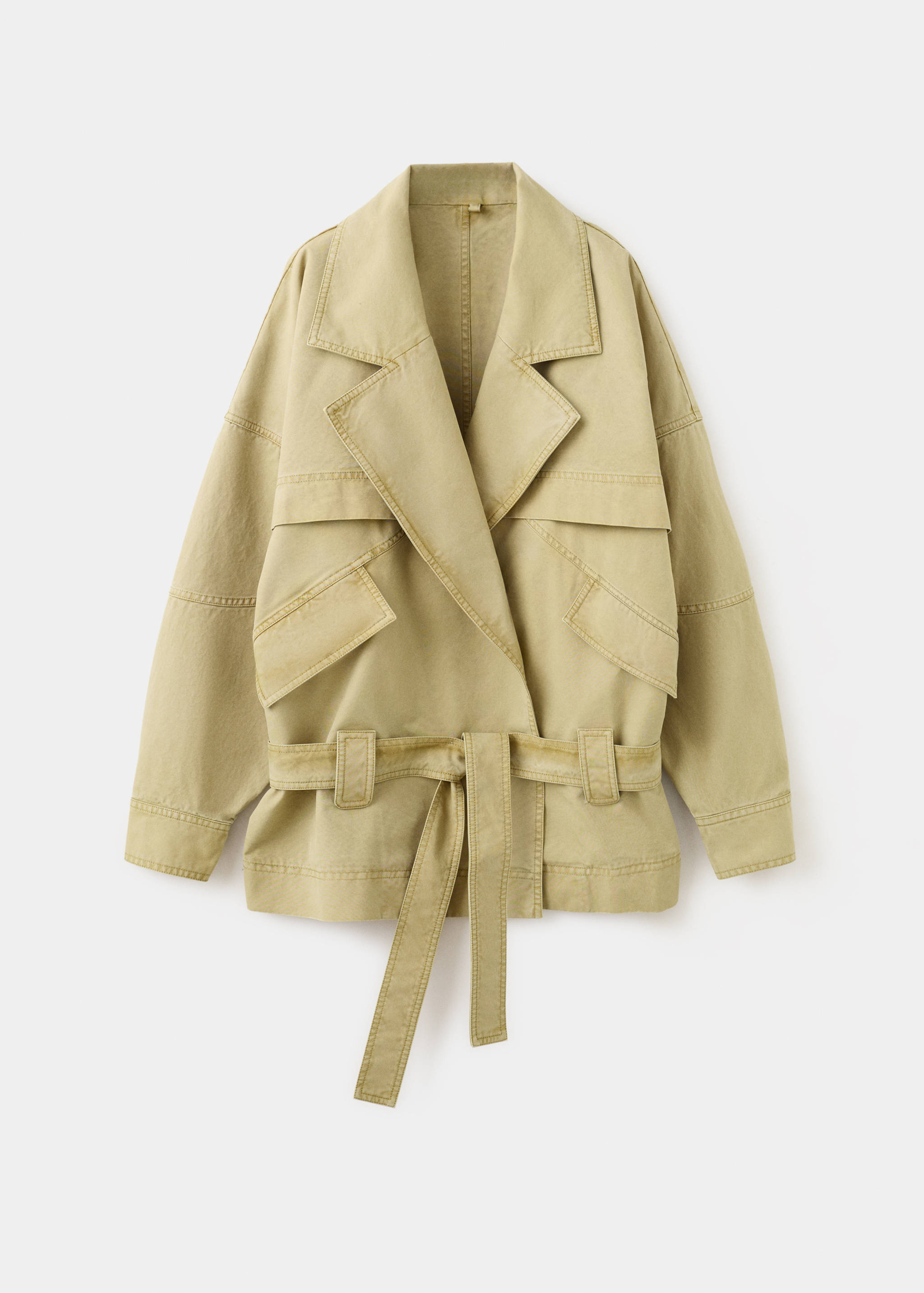 Parka verde caqui con cuello de solapa, bolsillos de parche con solapa en el pecho y cinturón del mismo tejido.