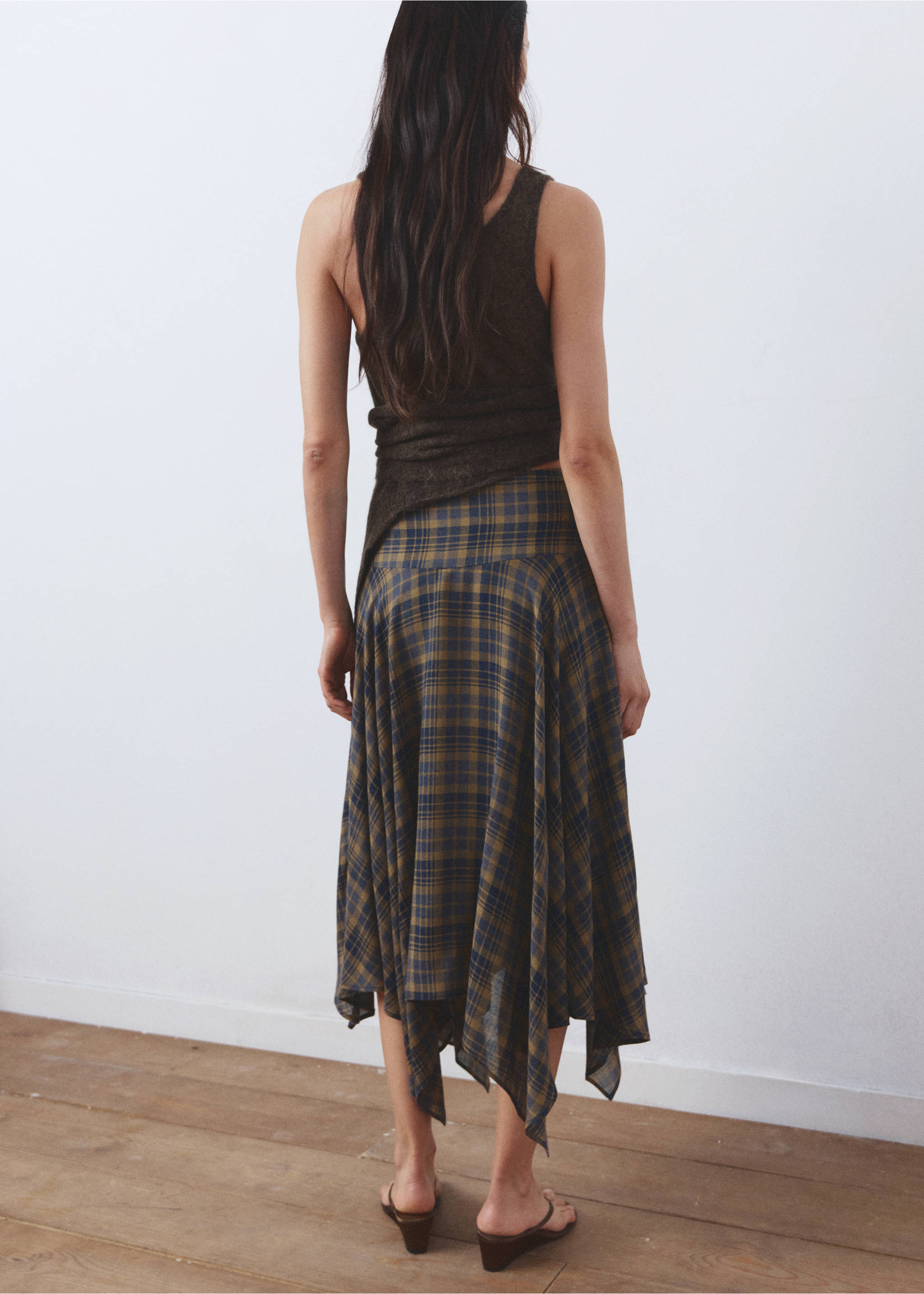 Checked asymmetric skirt - Reverse of the article, Brown. Ref: 27096361-00.