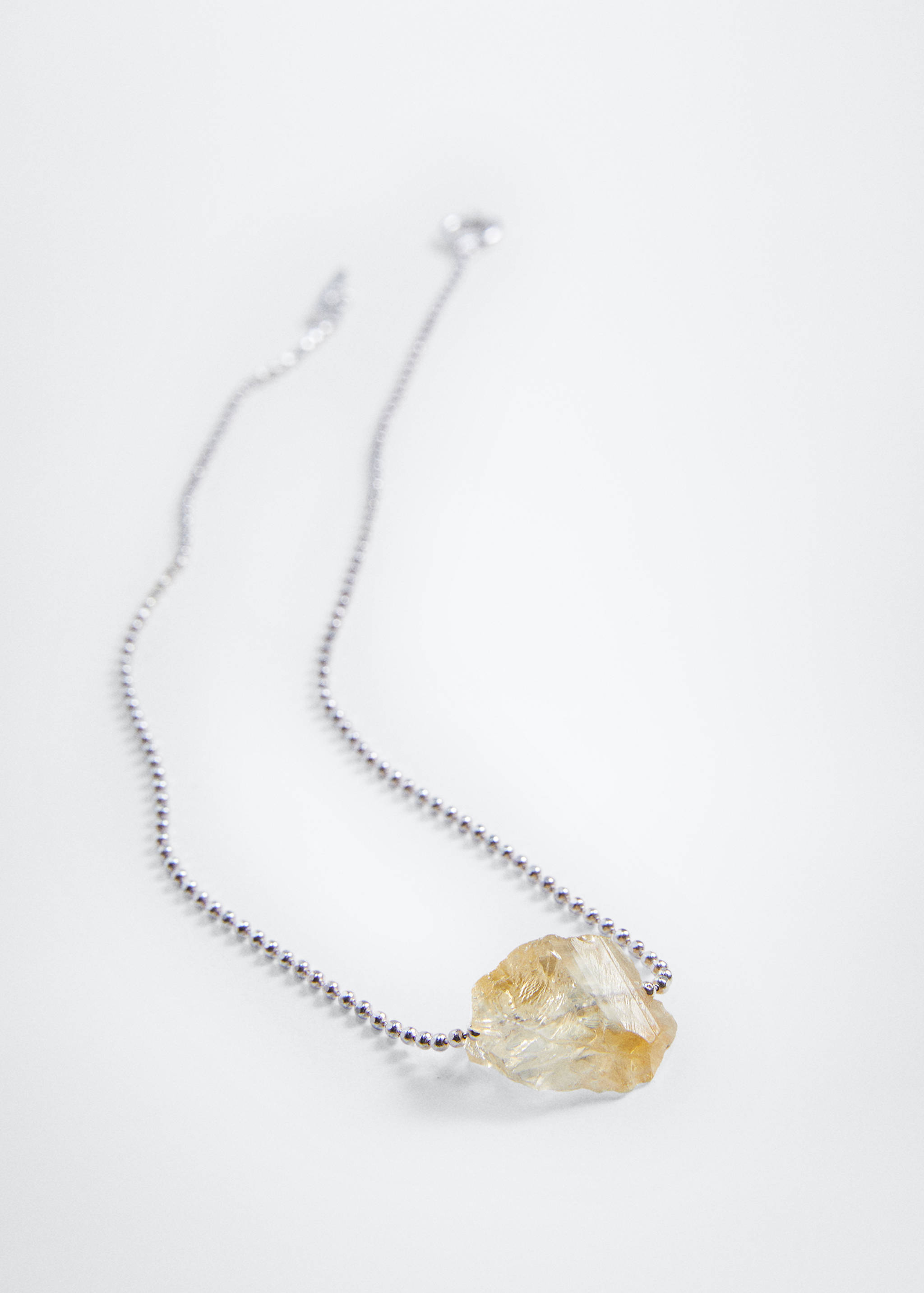 Collier avec pendentif pierre - Plan moyen