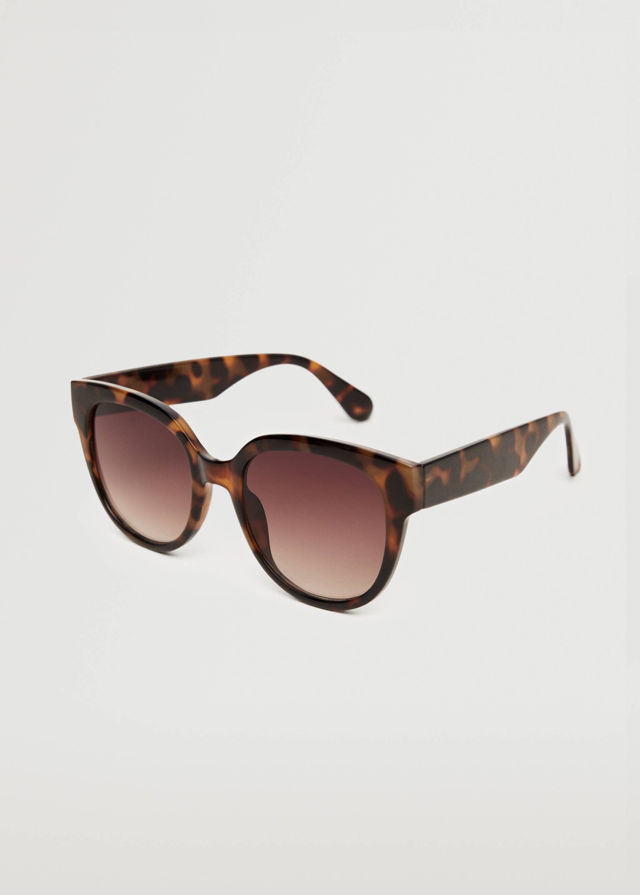 Lunettes de soleil cat-eye - Plan moyen