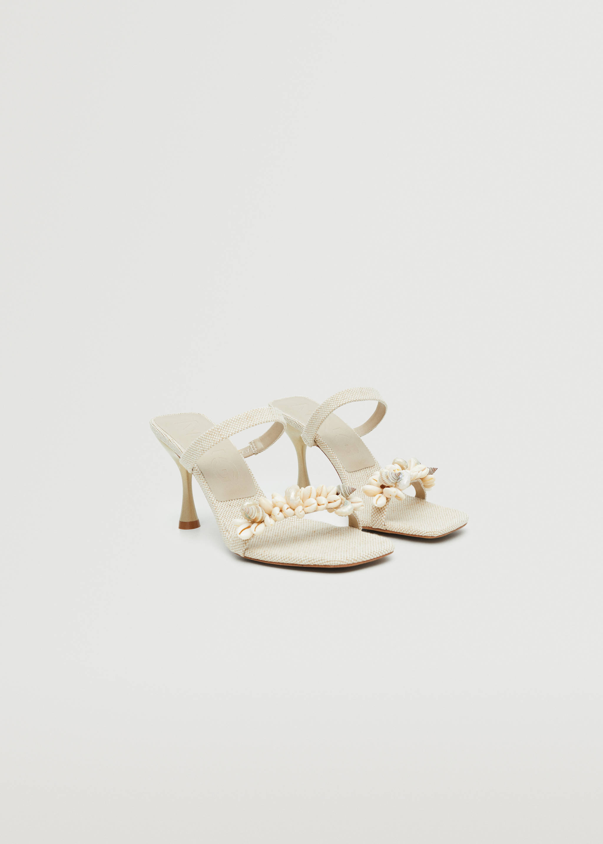 Sandalia conchas tacón - Plano medio