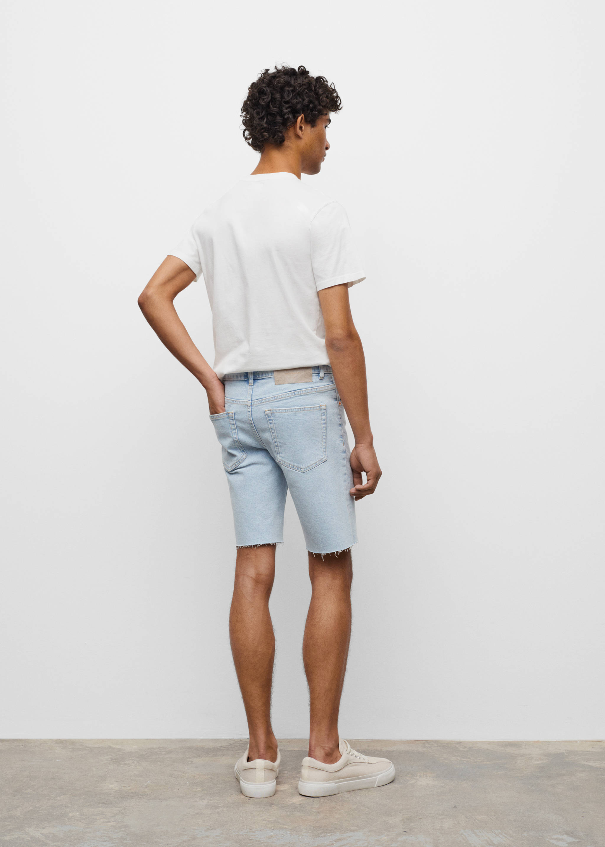 Frayed hem denim shorts - Reverse of the article