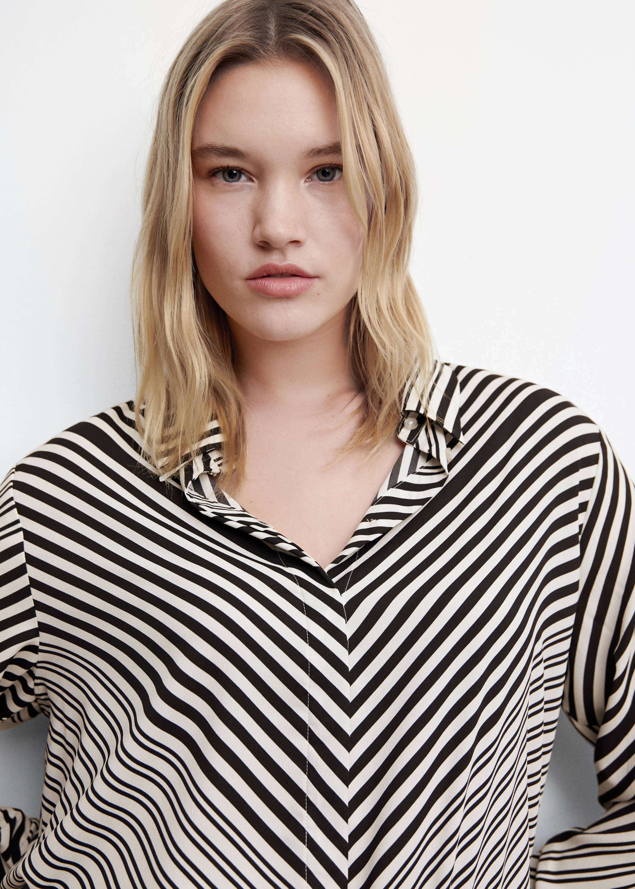 Buttoned flowy shirt - Details of the article 4