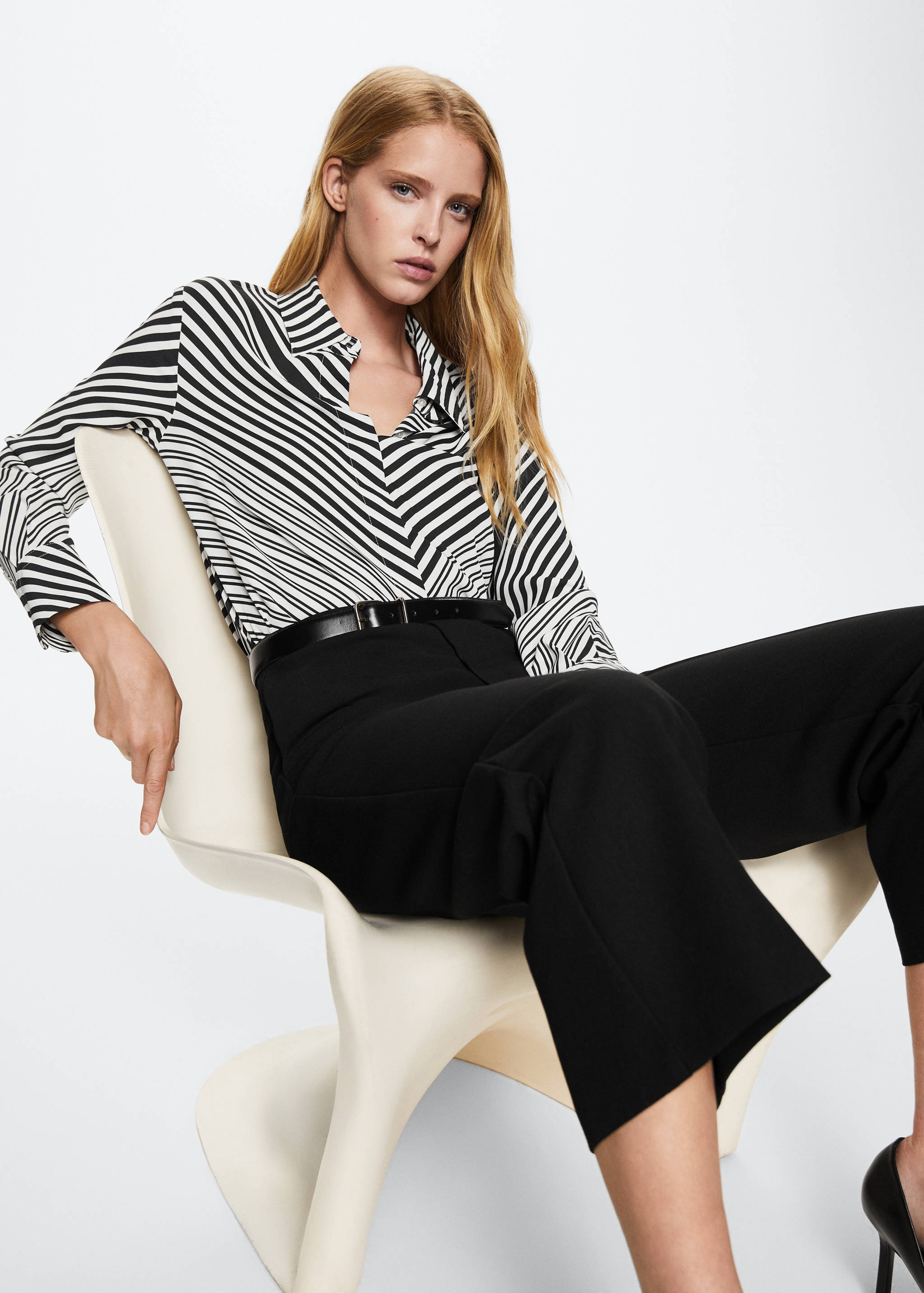 Buttoned flowy shirt - Details of the article 2