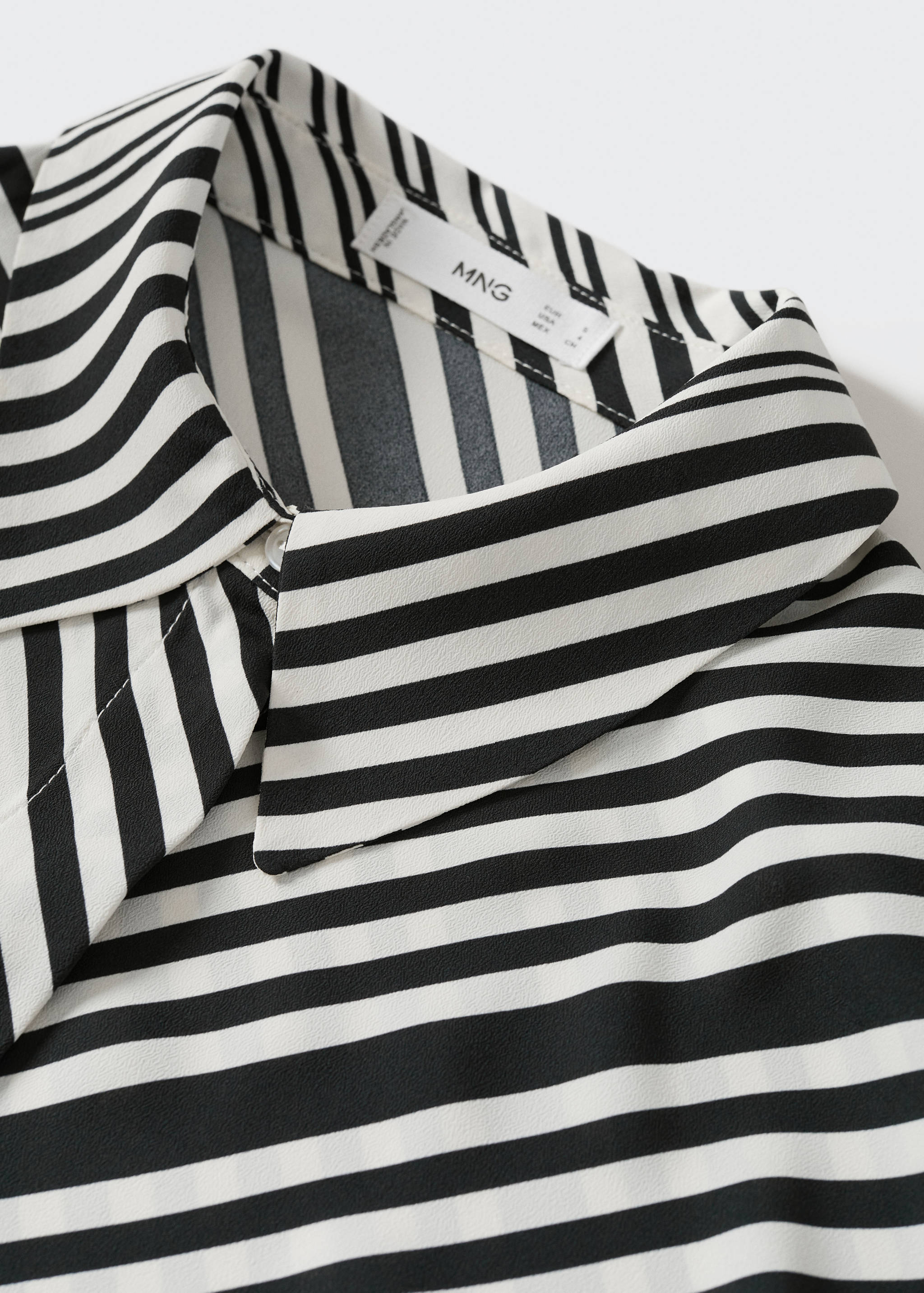 Buttoned flowy shirt - Details of the article 8