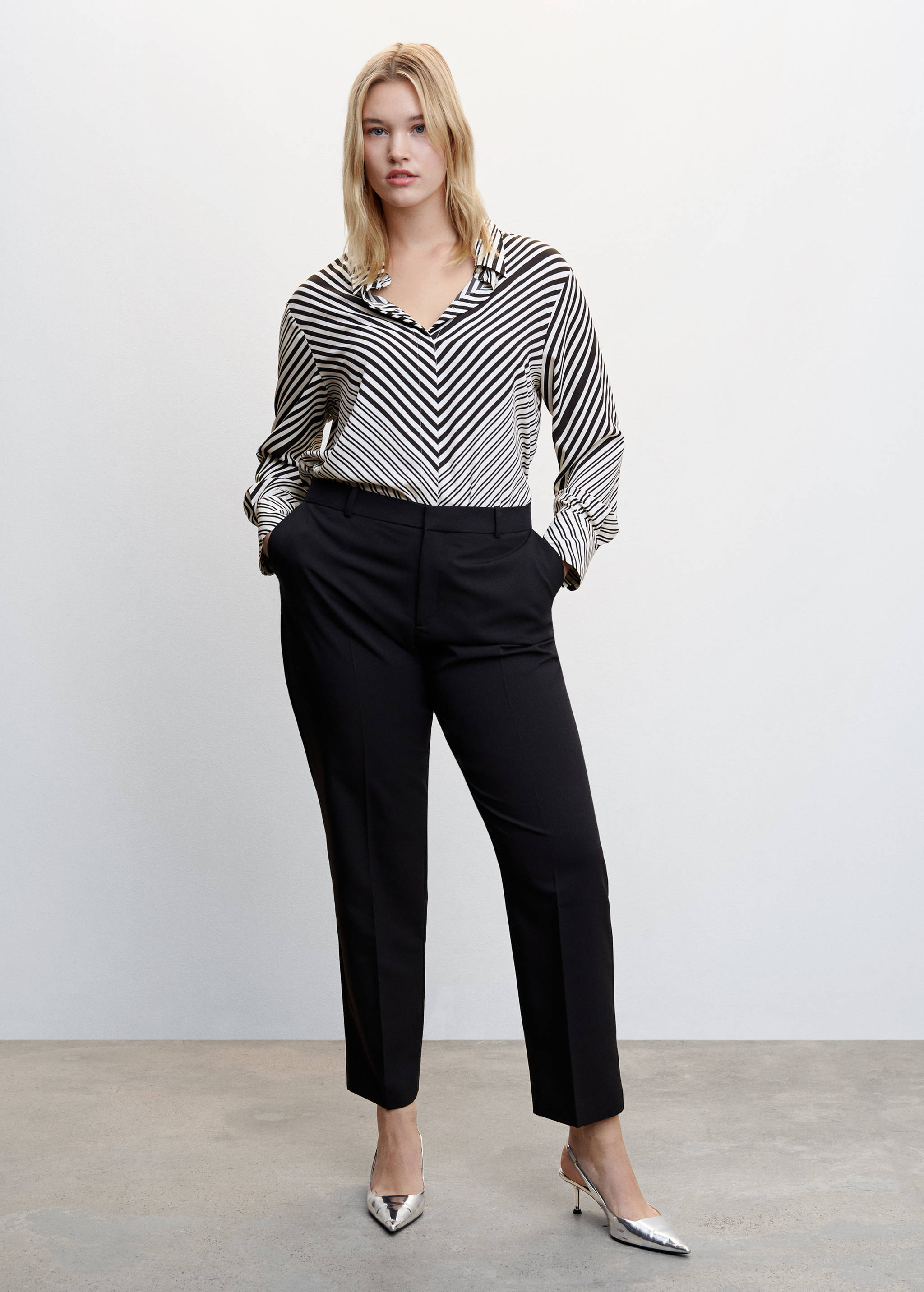 Buttoned flowy shirt - Details of the article 3