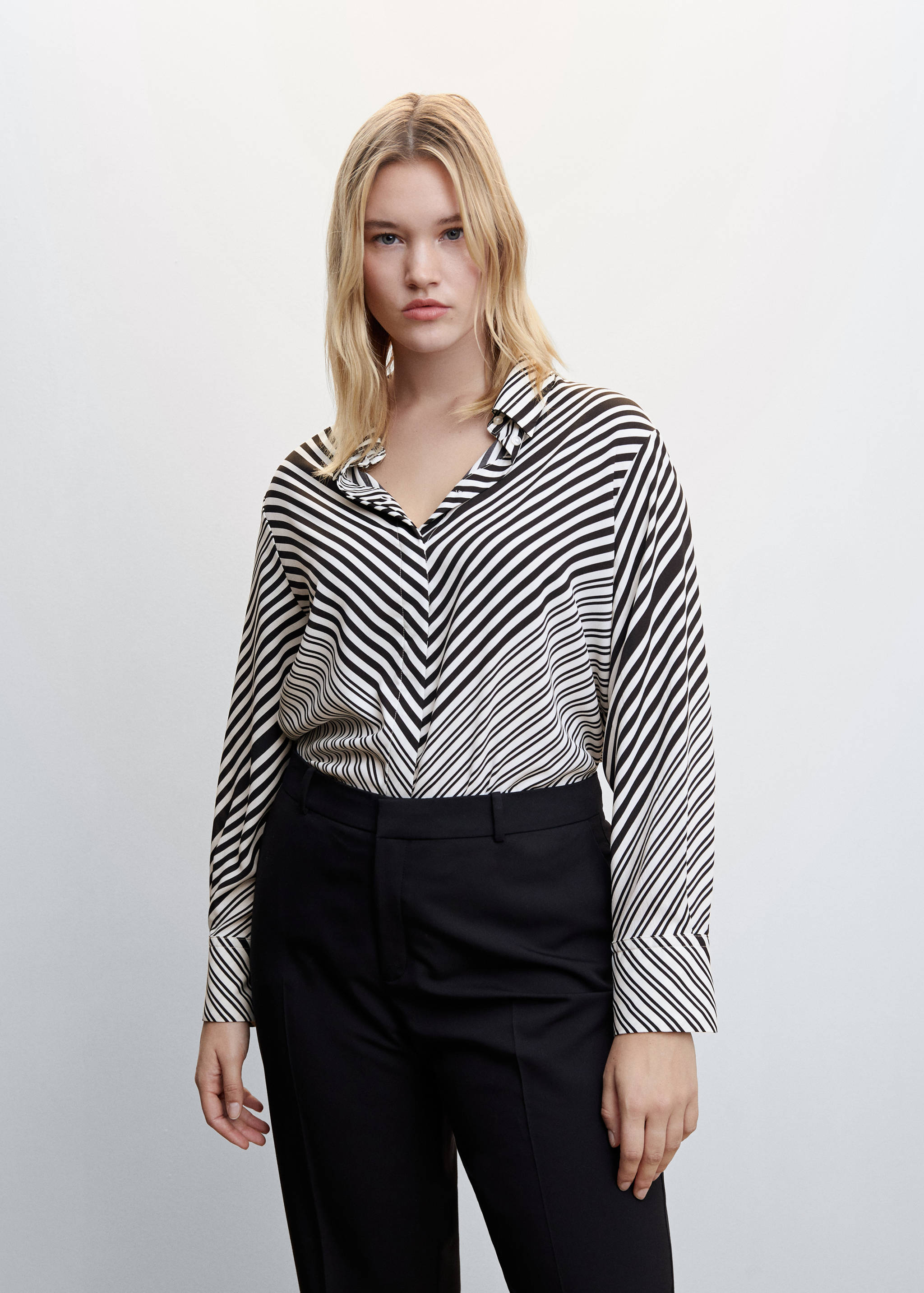 Buttoned flowy shirt - Details of the article 5