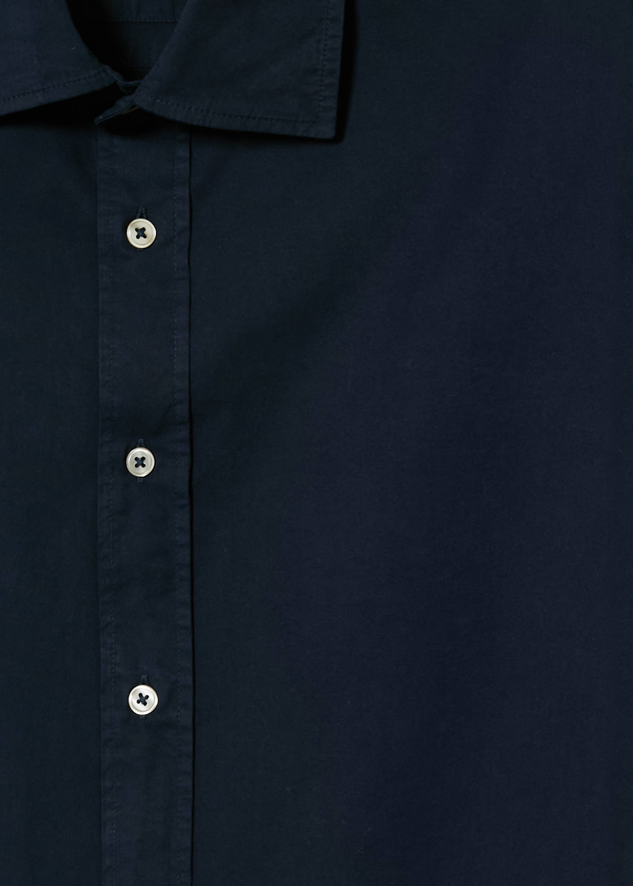 Slim Fit-Hemd aus Baumwolle - Detailansicht des Brustbereichs