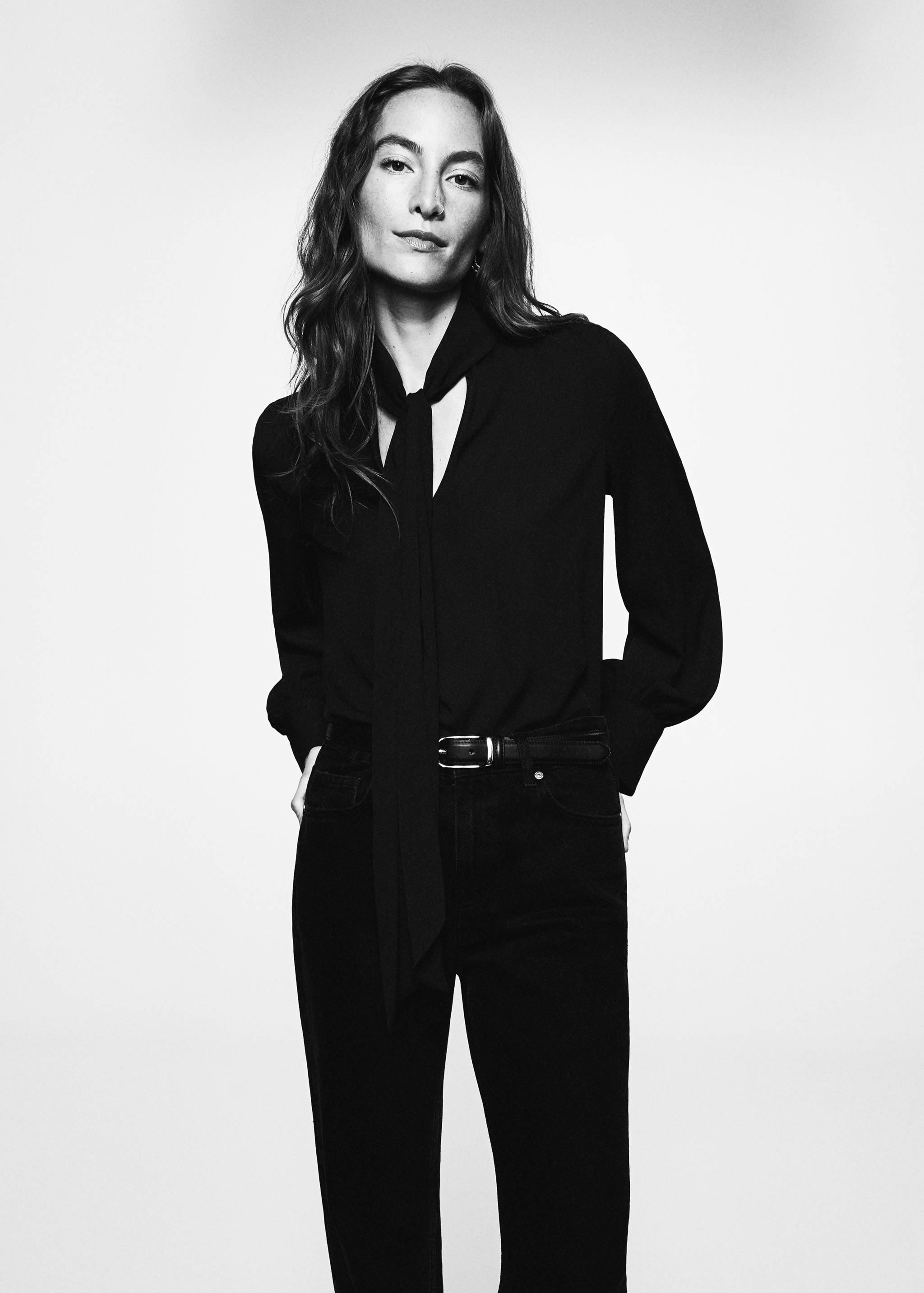 Splývavá blůza s vázačkou - Náhled ve středové rovině