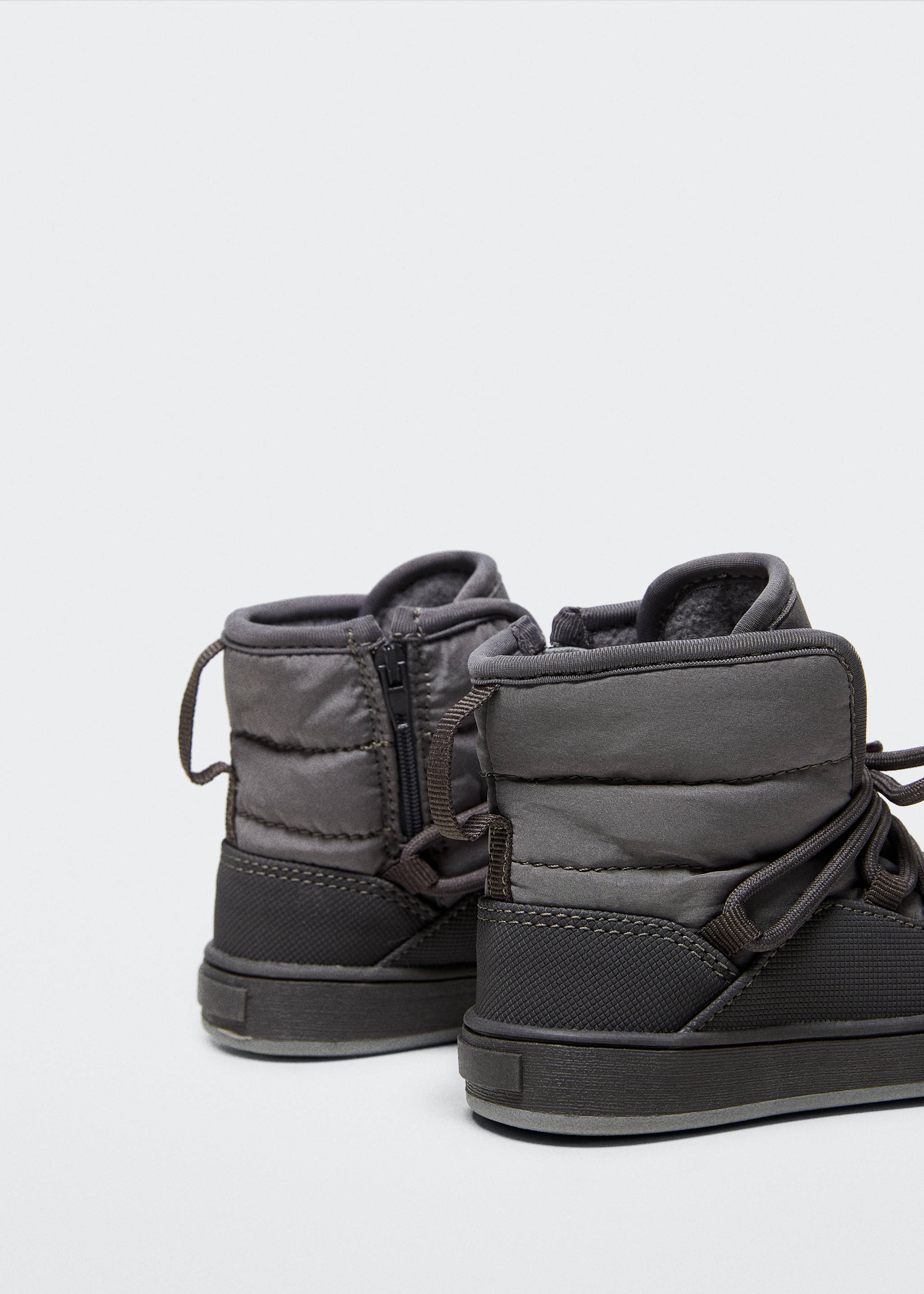 Bergstiefel mit Schnürsenkeln - Detail des Artikels 1