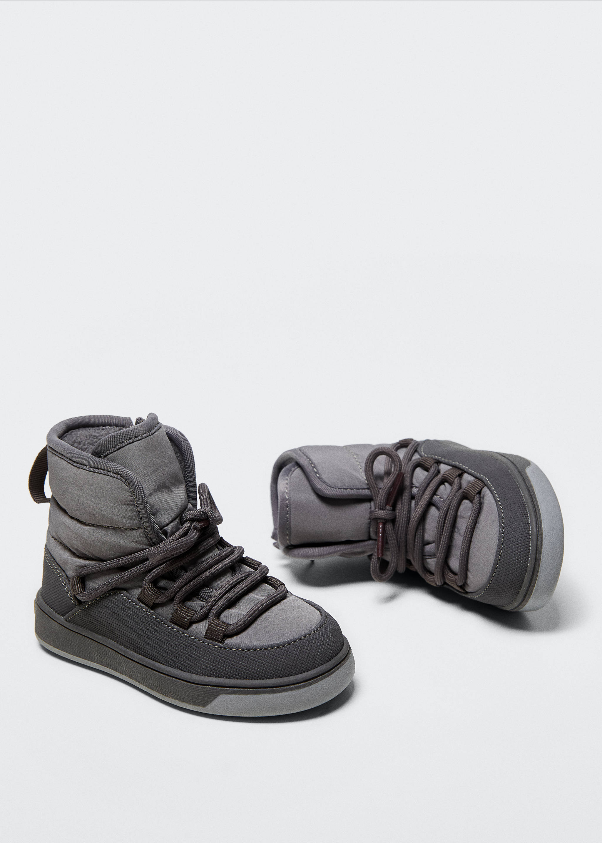 Bergstiefel mit Schnürsenkeln - Detail des Artikels 2