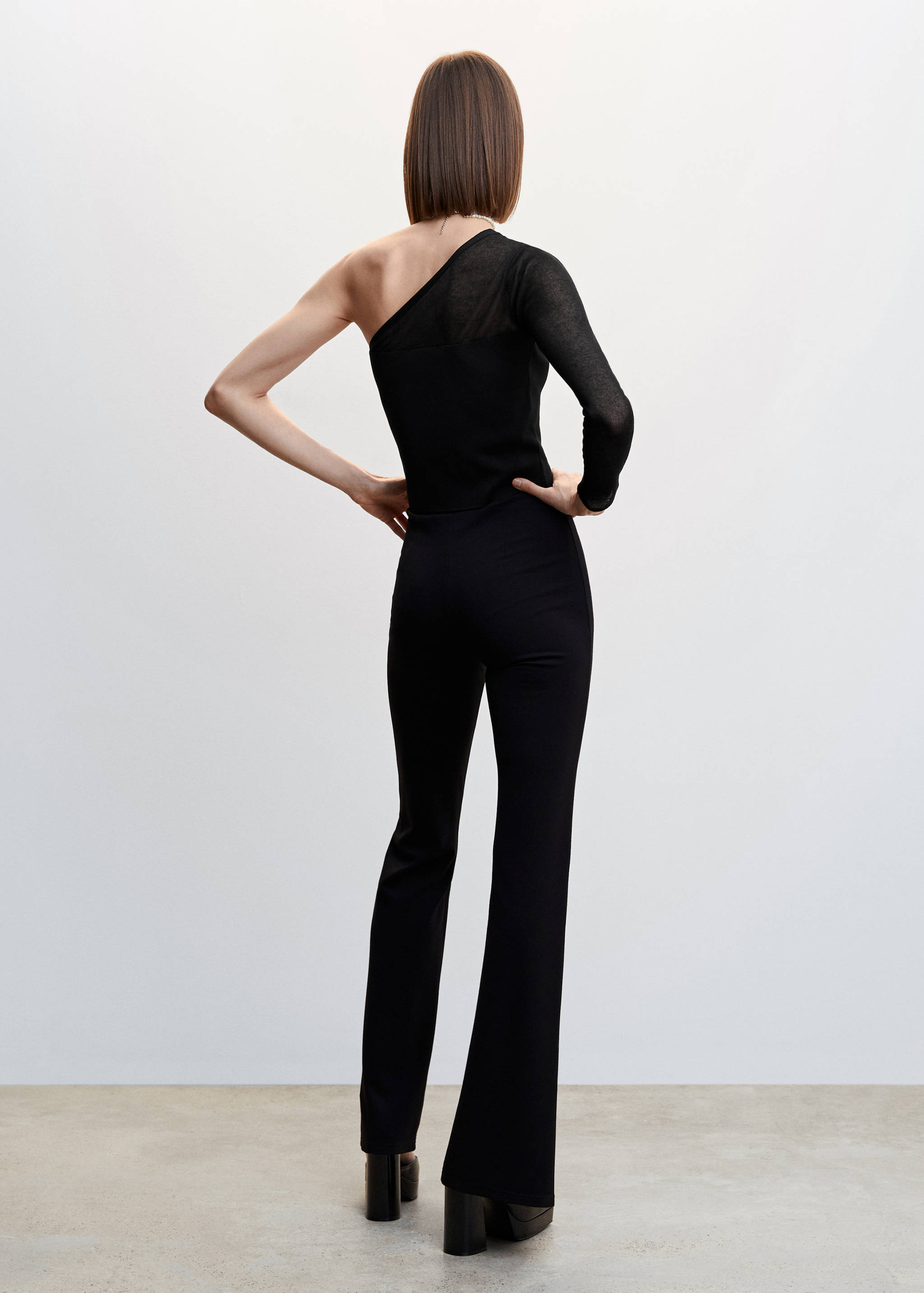 Asymmetric design top - Reverse of the article