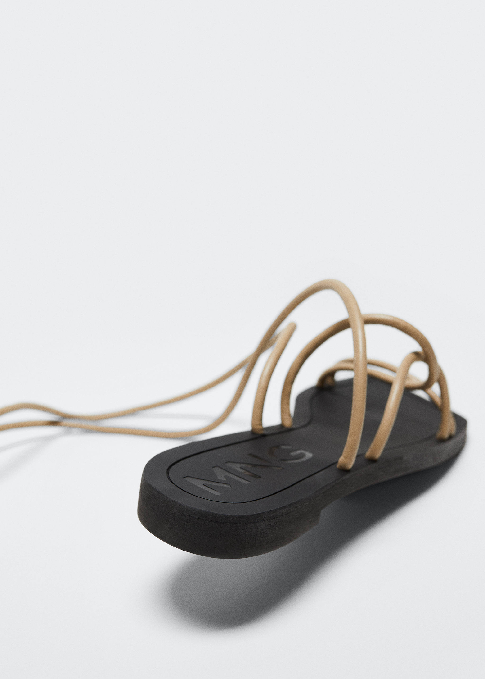 Sandalen met gekruiste bandjes - Detail van het artikel 2