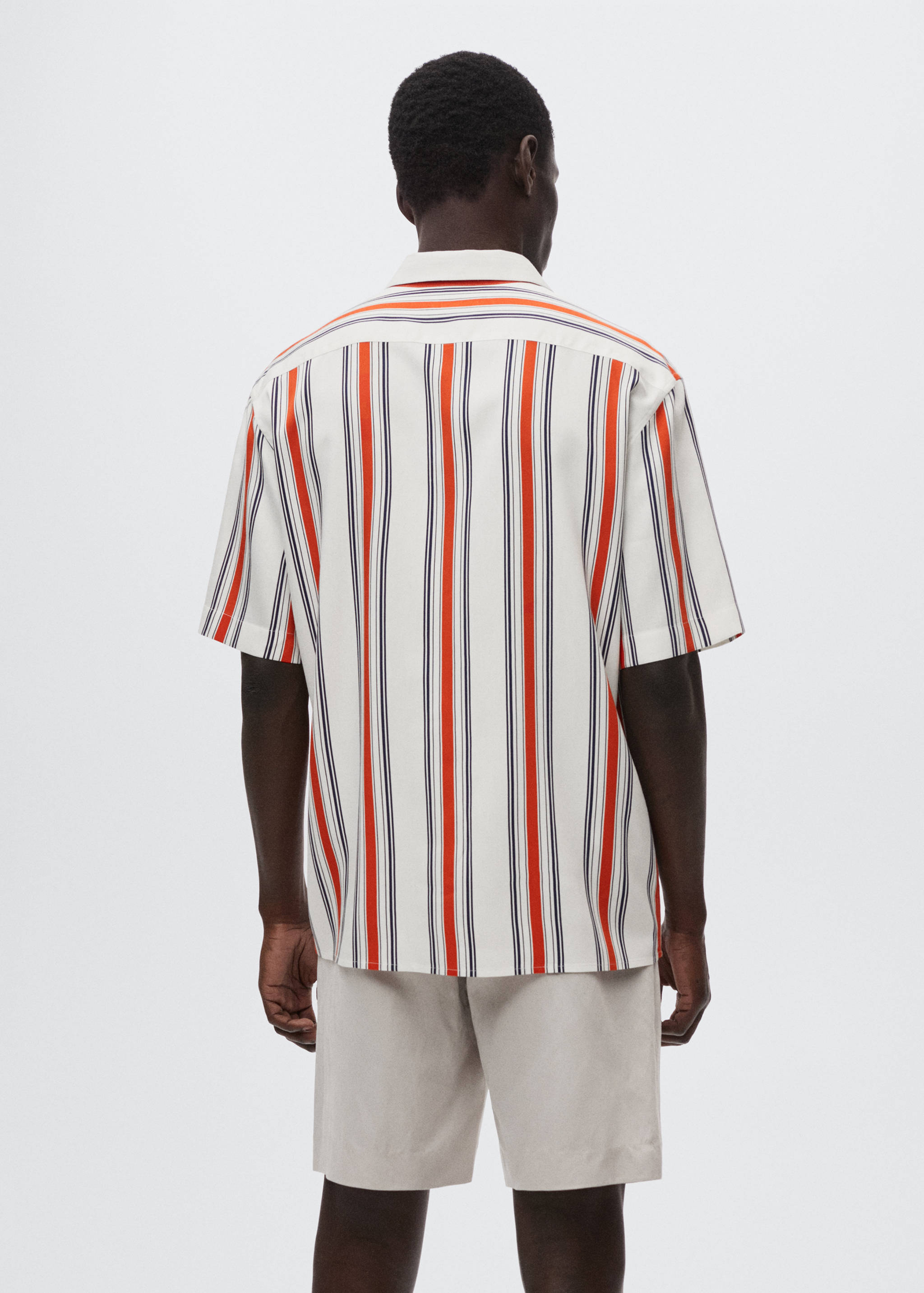 Fließendes Streifenhemd - Rückseite des Artikels