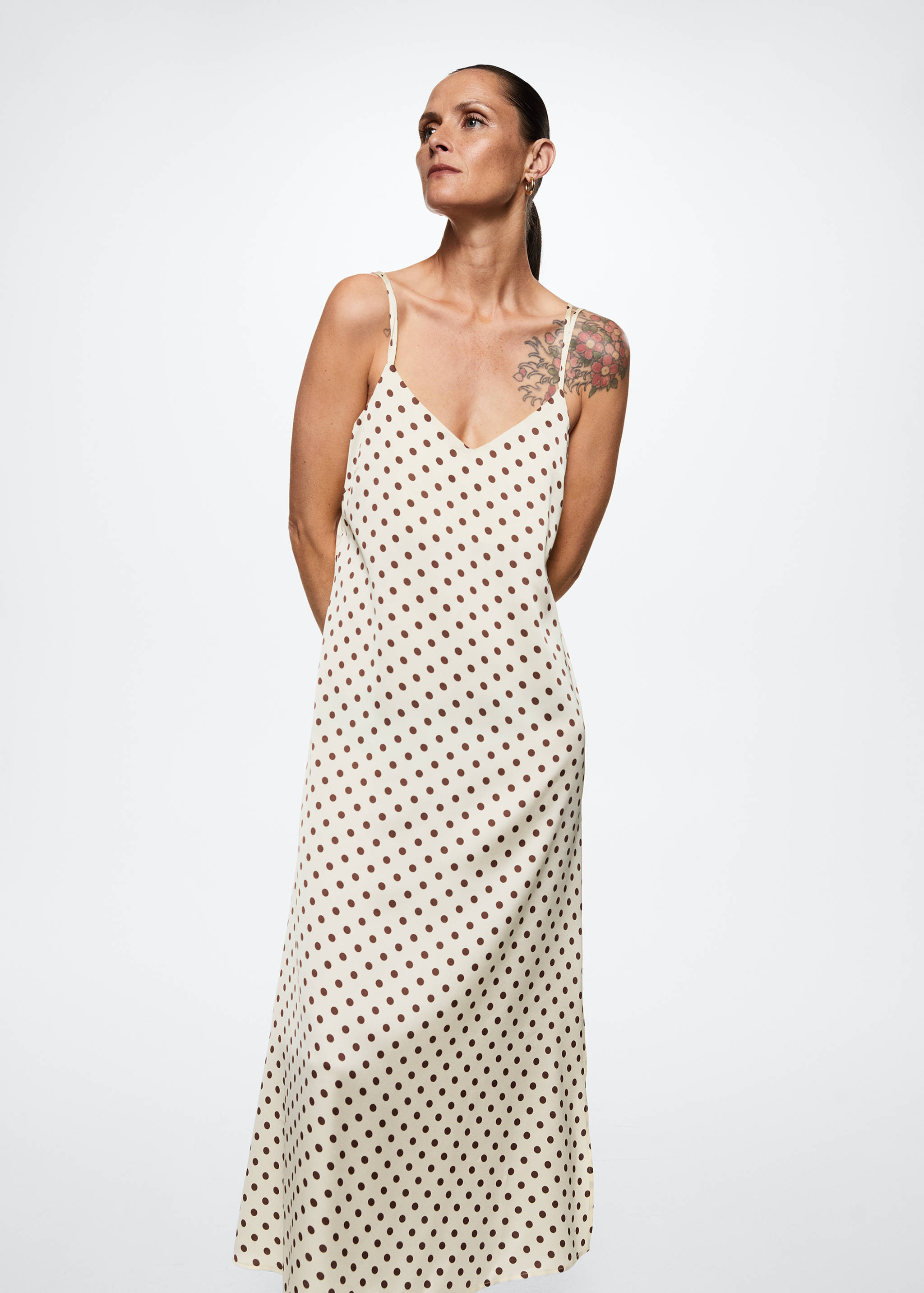 Satiniertes Kleid mit Polka Dots - Mittlere Ansicht
