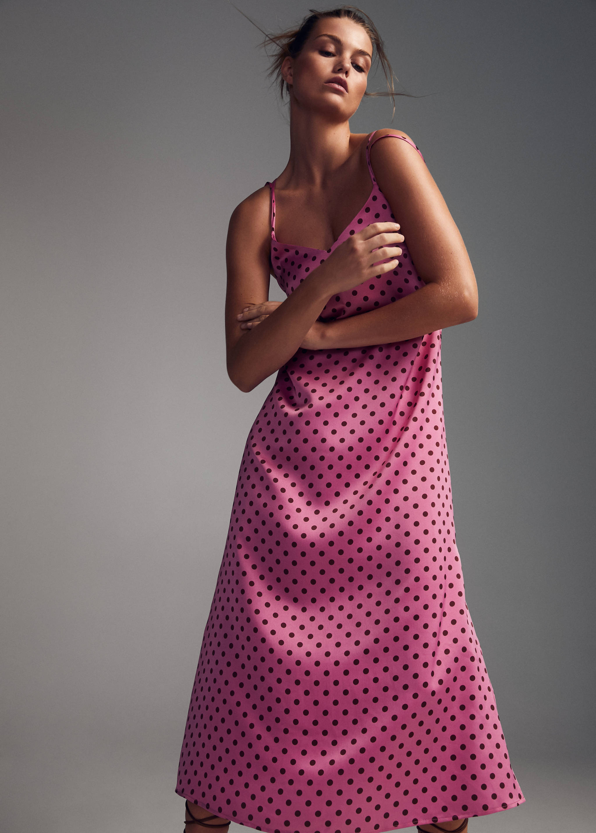 Satiniertes Kleid mit Polka Dots - Detail des Artikels 3