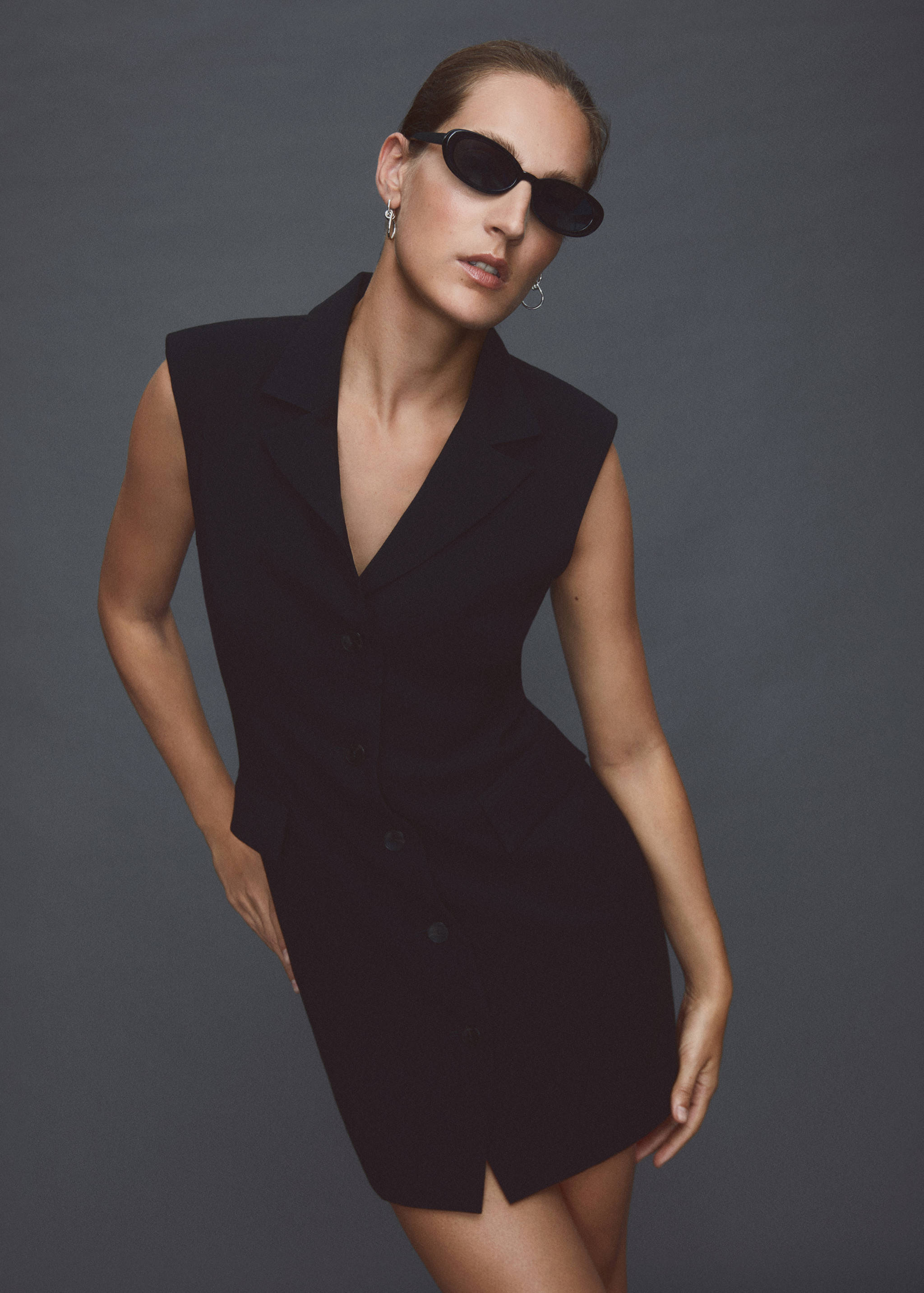 Kleid mit rückseitigem Zierausschnitt - Detail des Artikels 9