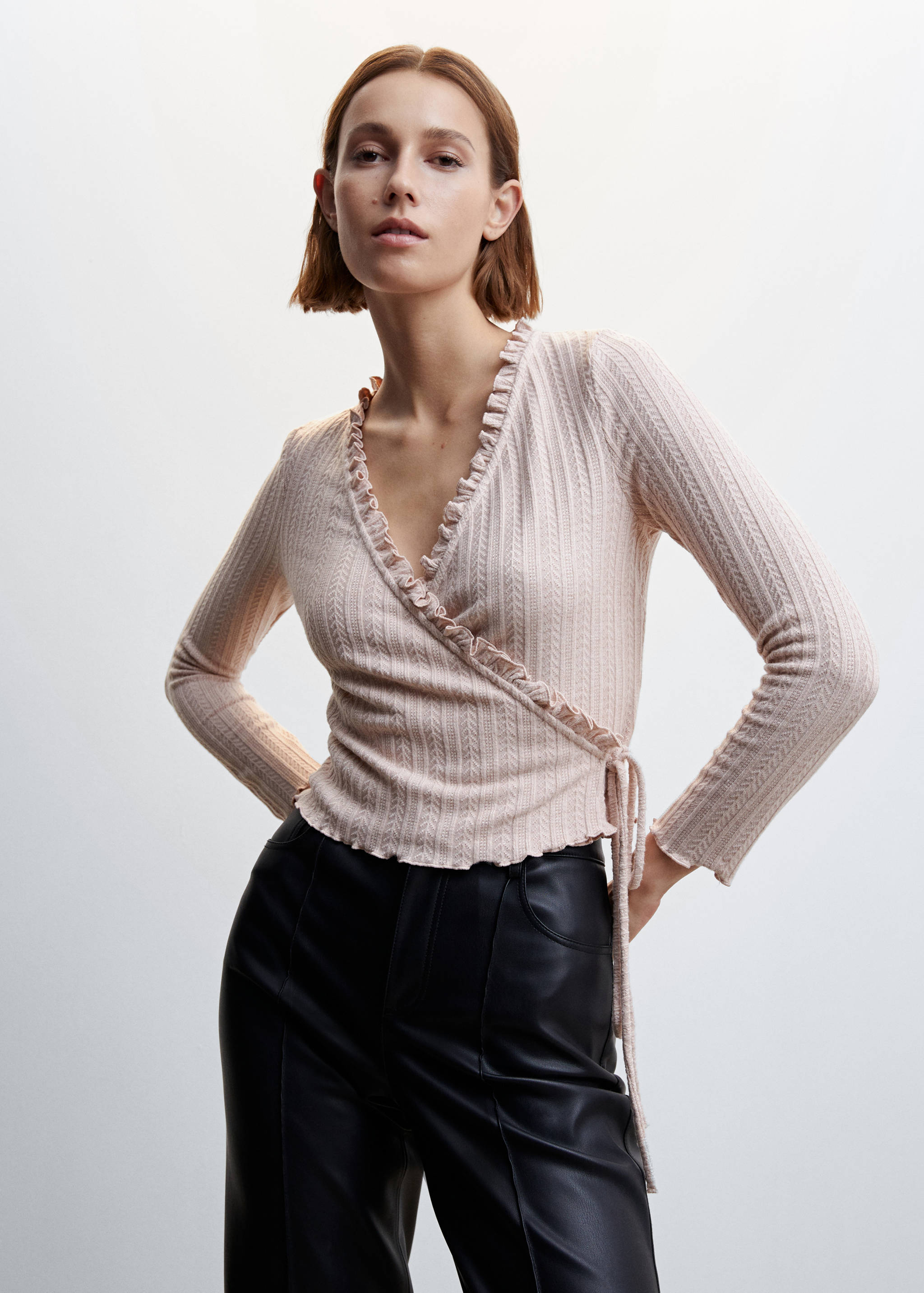 T-shirt croisé nœud - Plan moyen