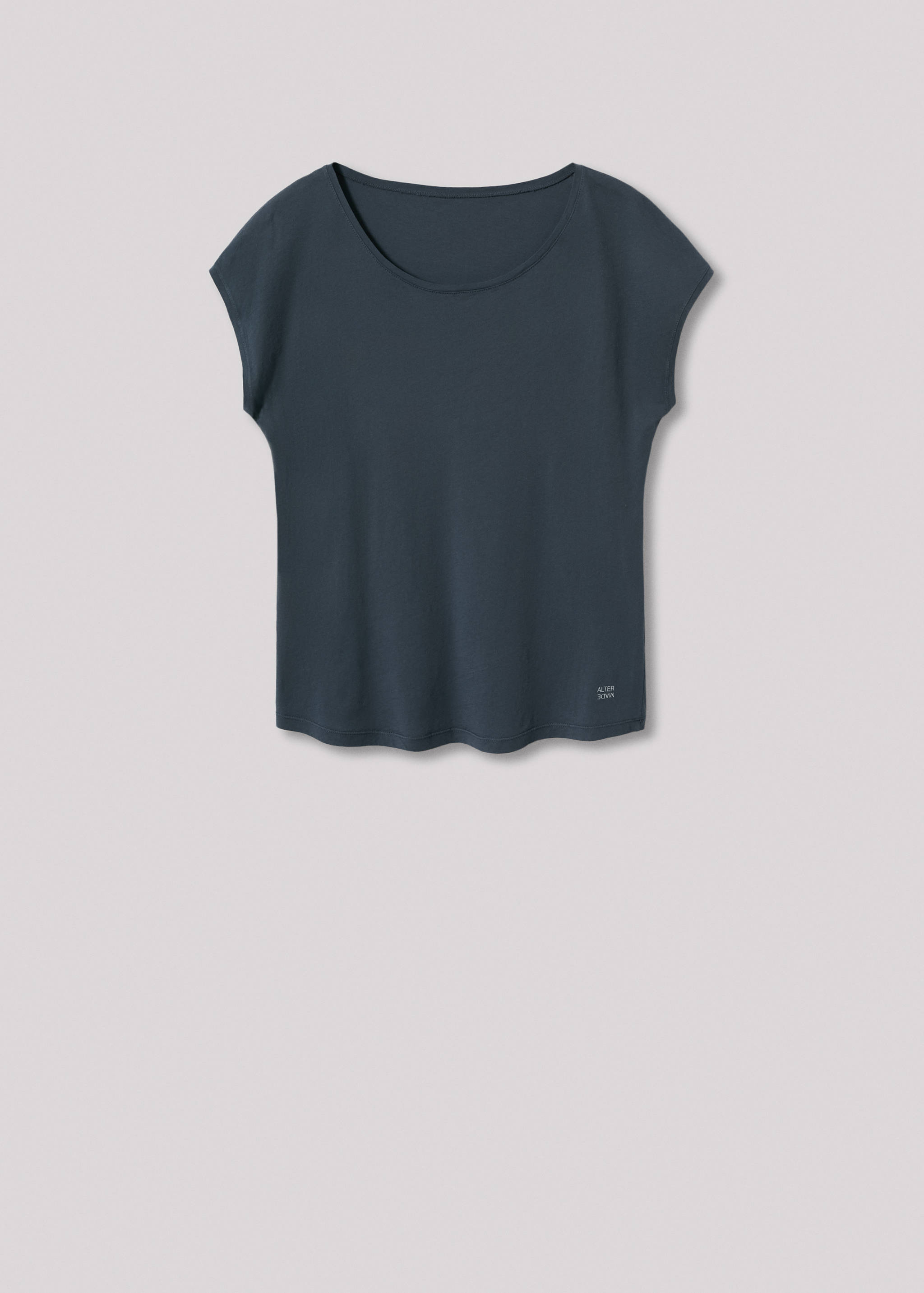 Hecho en España, para esta camiseta hemos elegido un diseño diferente, más relajado y casual gracias a su hombro caído sin mangas. Esta prenda es muy liviana, fluida y cómoda. Un básico de fondo de armario hecho en proximidad y con materiales orgánicos de alta calidad. . - Article without model