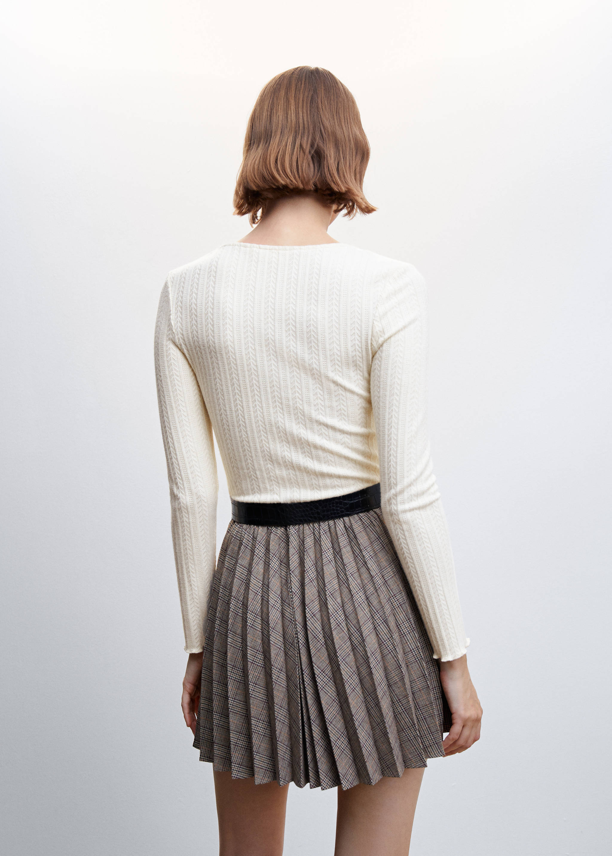 Long-sleeve t-shirt with ruffles - Reverse of the article