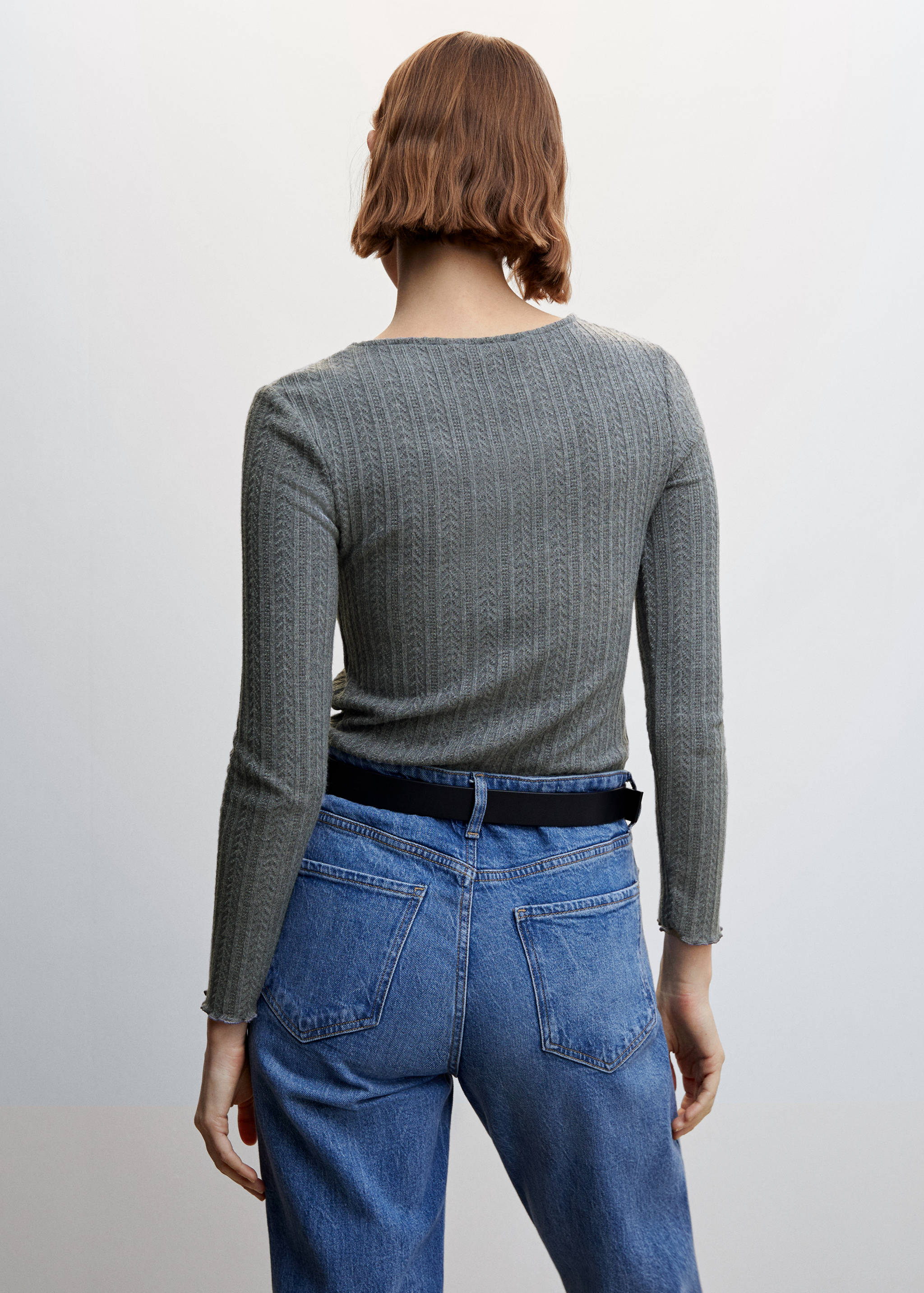 Long-sleeve t-shirt with ruffles - Reverse of the article