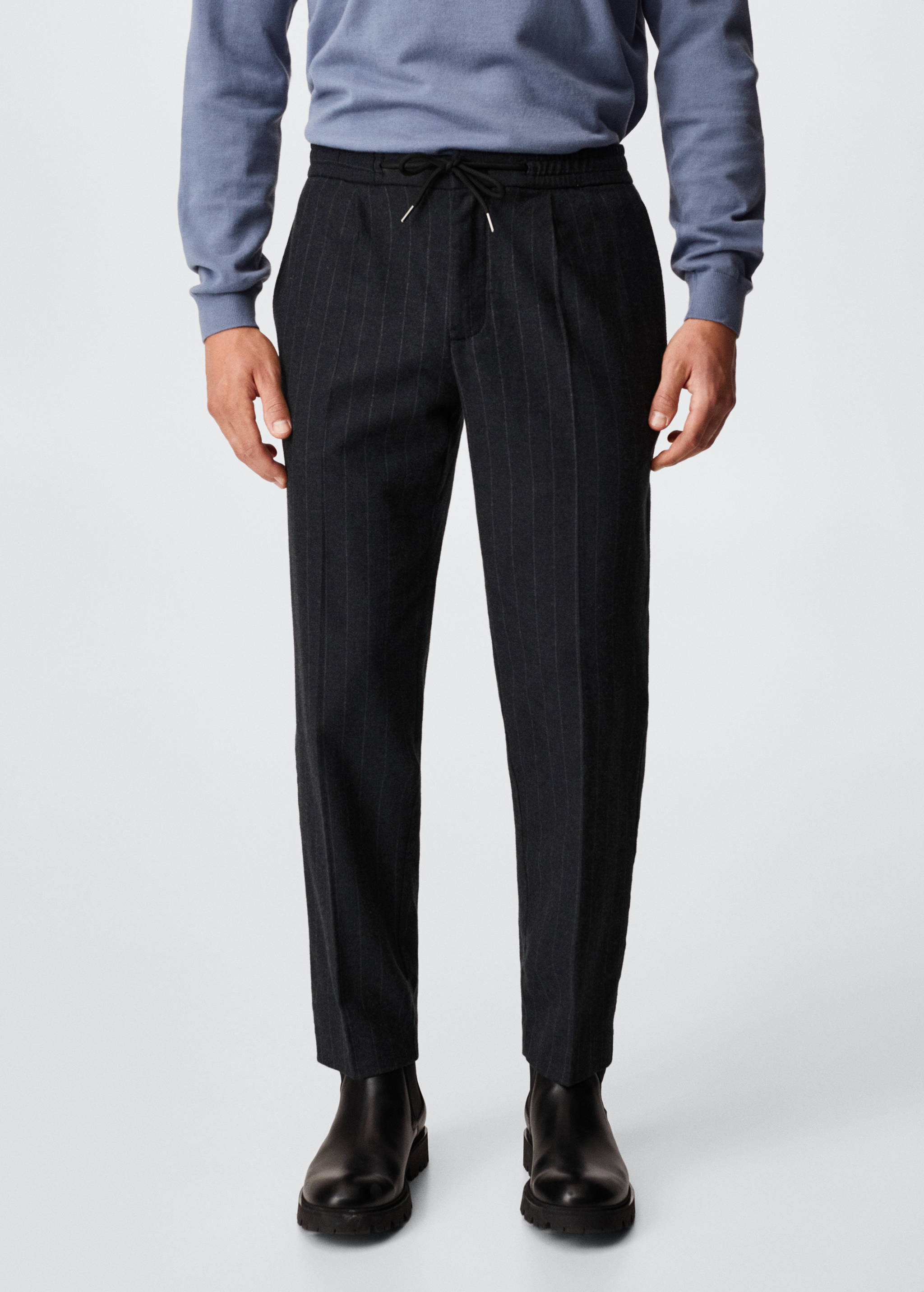 Calças jogger às riscas - Plano médio