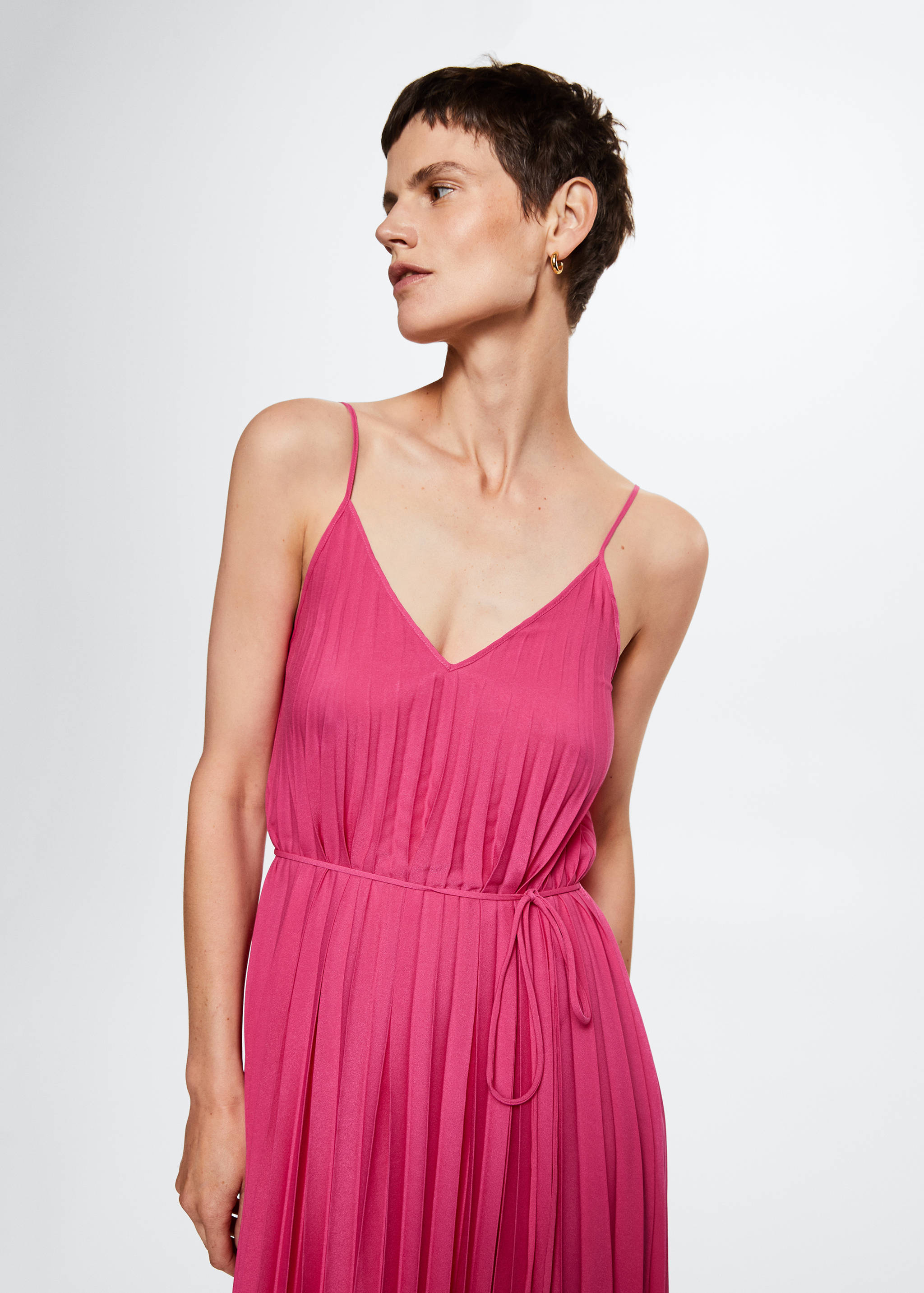Vestido plissado cinto - Plano médio