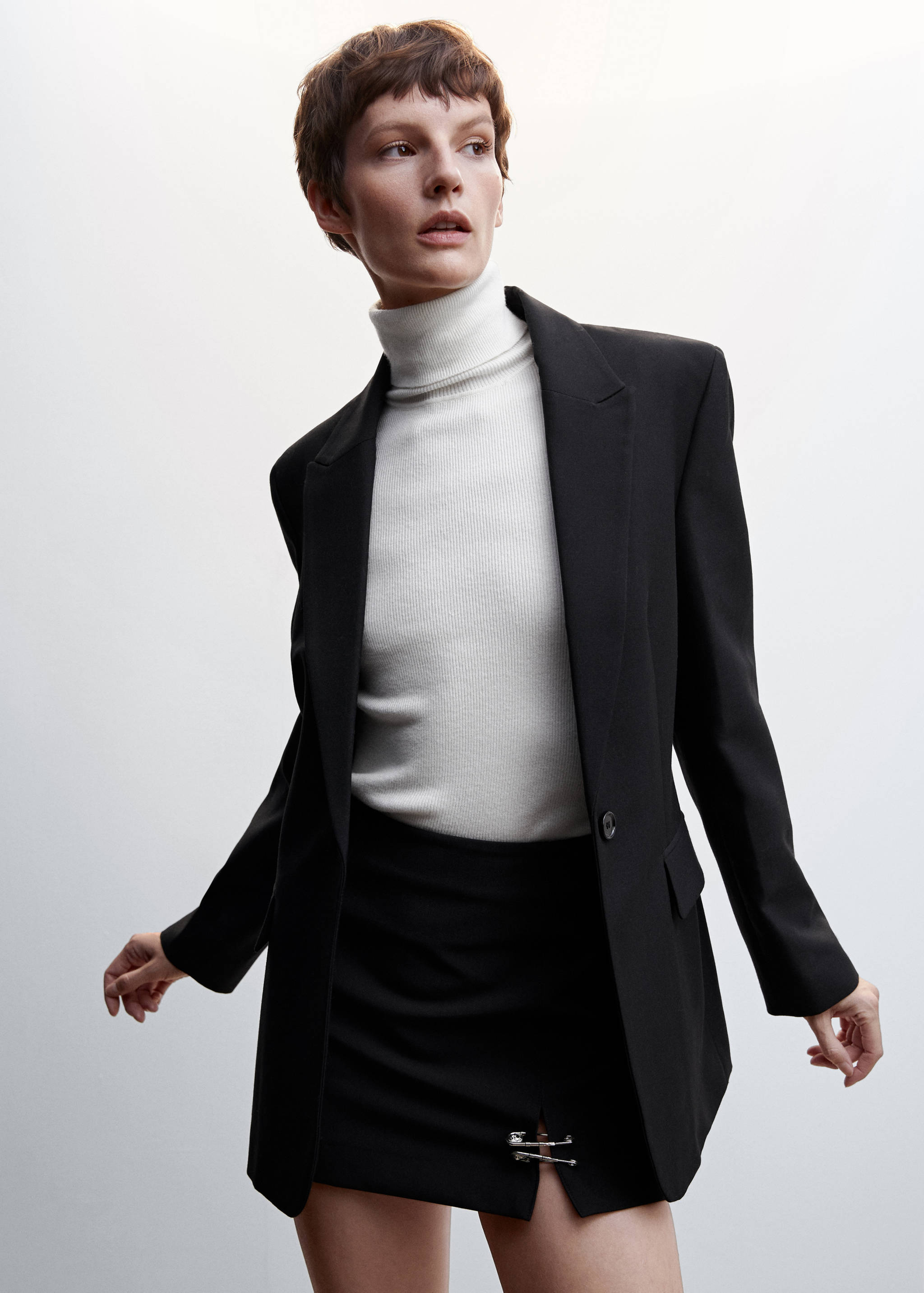 Falda detalle imperdibles - Plano medio