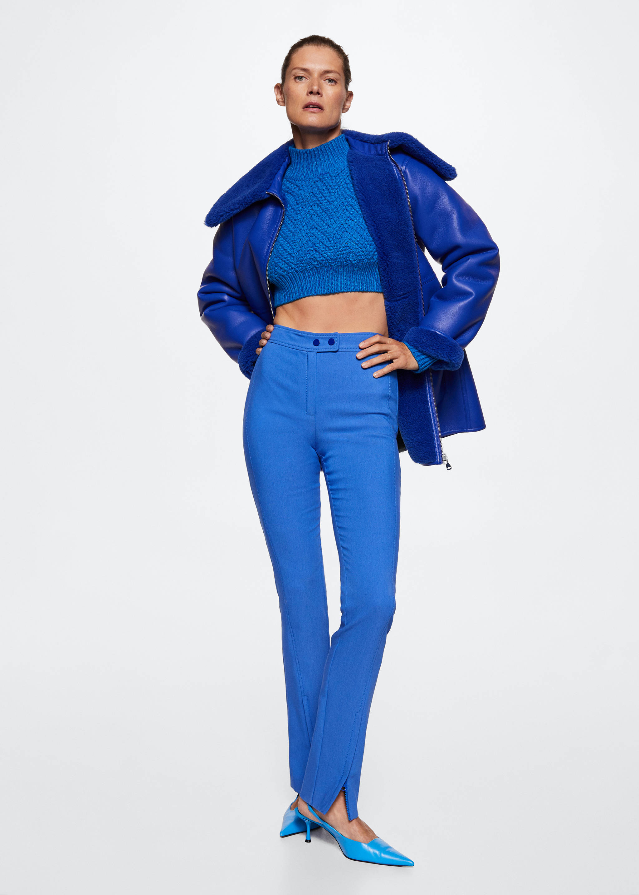 Calças retas com aberturas - Plano geral