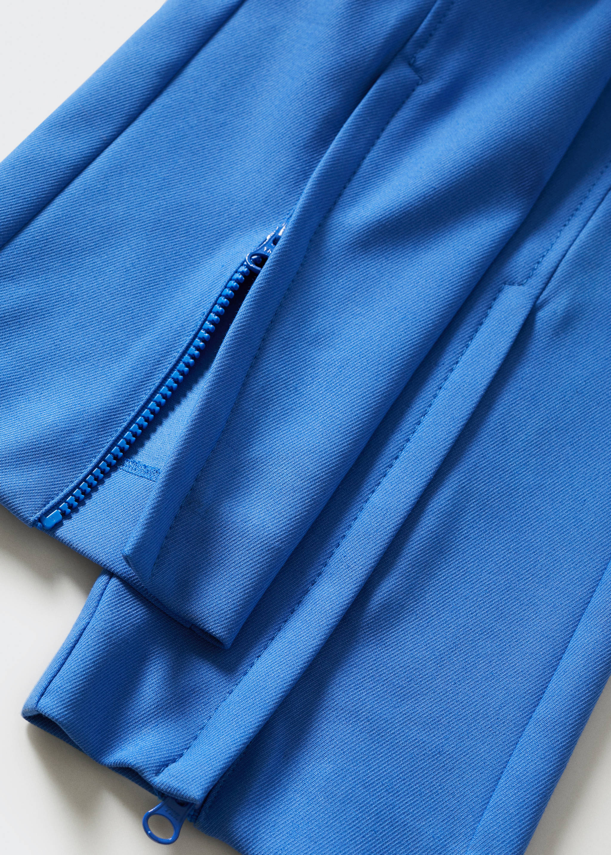 Calças retas com aberturas - Pormenor do artigo 8